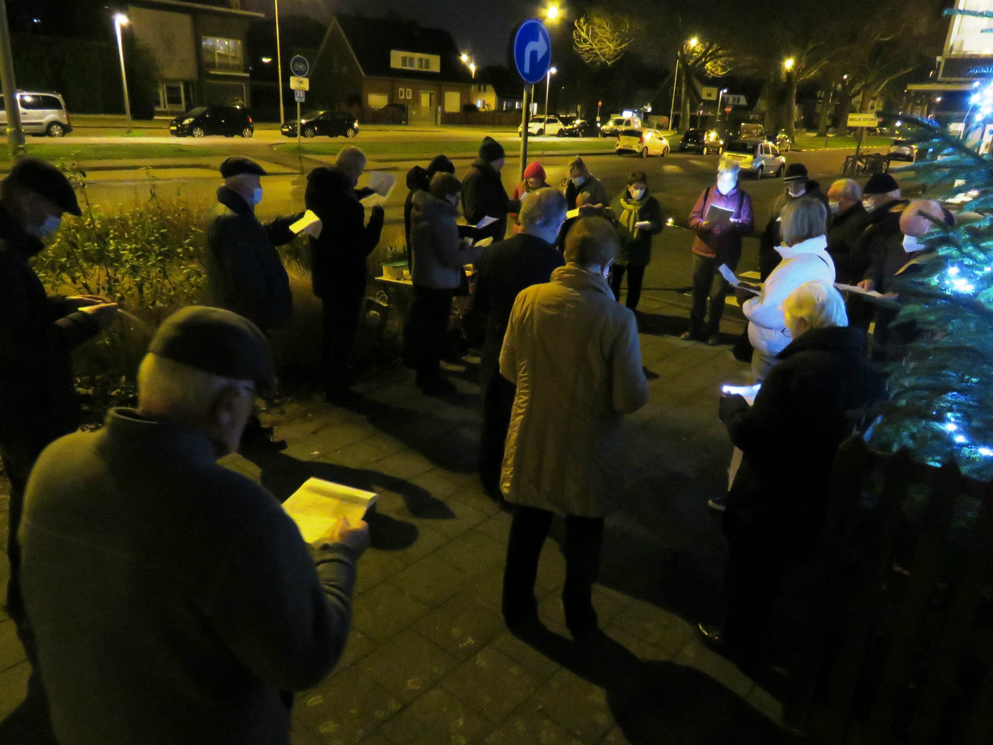 Driekoningen zingen aan de KWB kerststal in de Melis Stokelaan