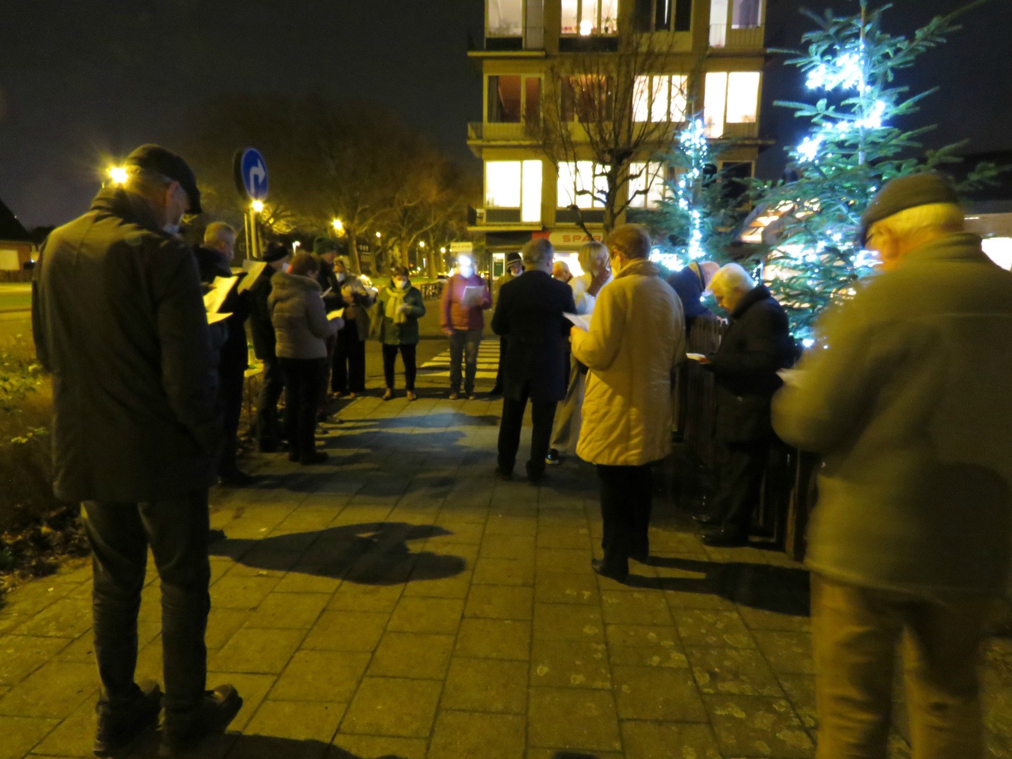 Driekoningen zingen aan de KWB kerststal in de Melis Stokelaan