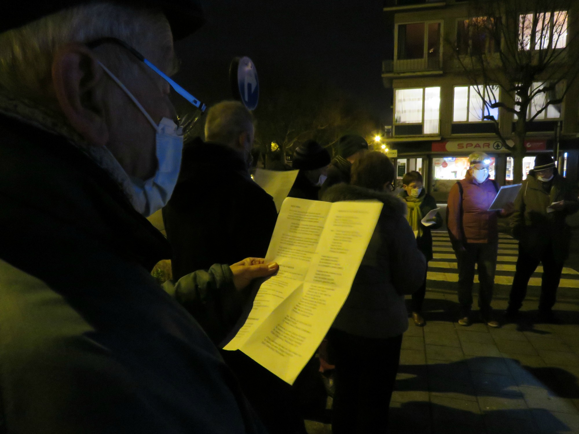 Driekoningen zingen aan de KWB kerststal in de Melis Stokelaan