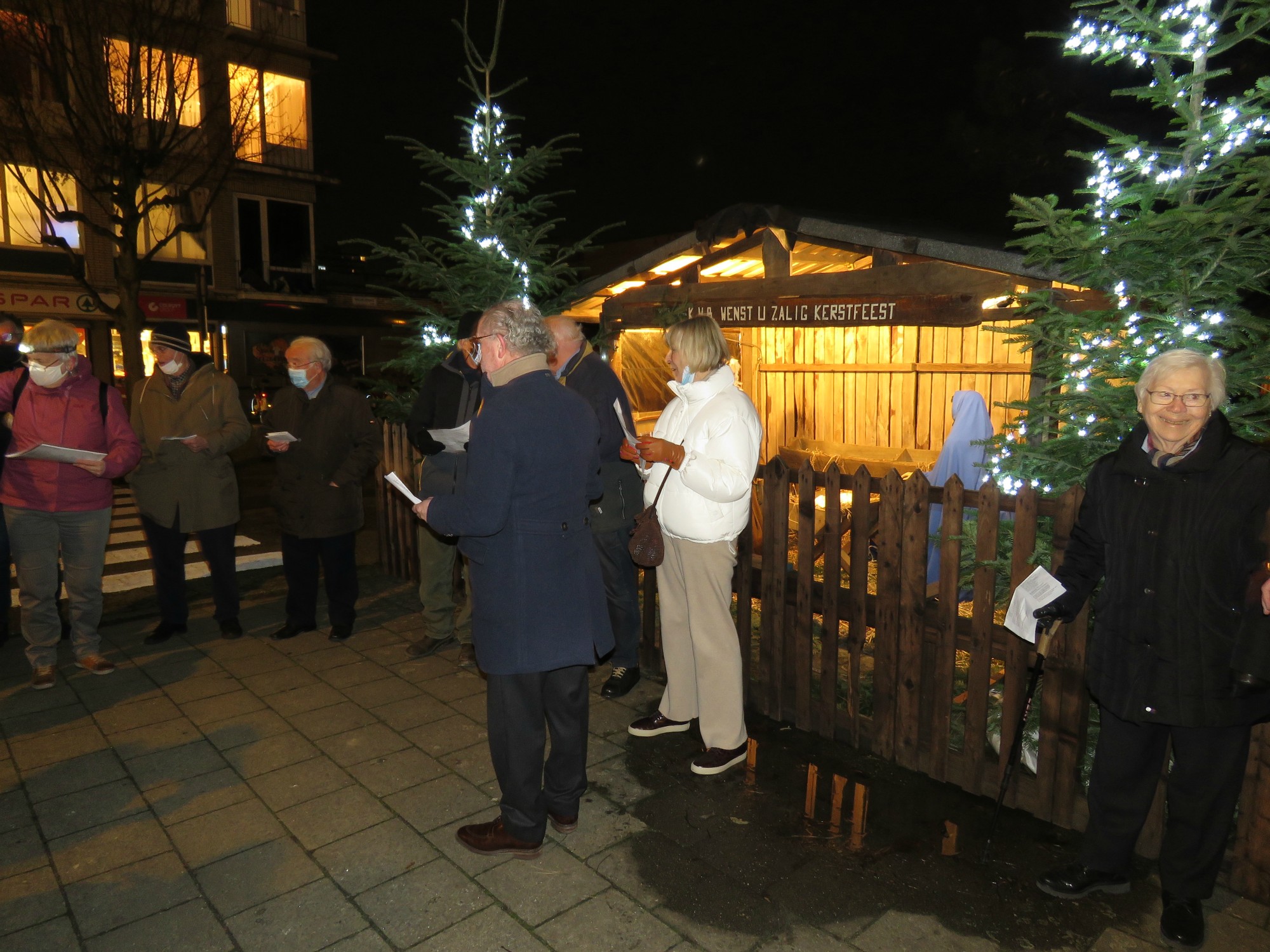 Driekoningen zingen aan de KWB kerststal in de Melis Stokelaan