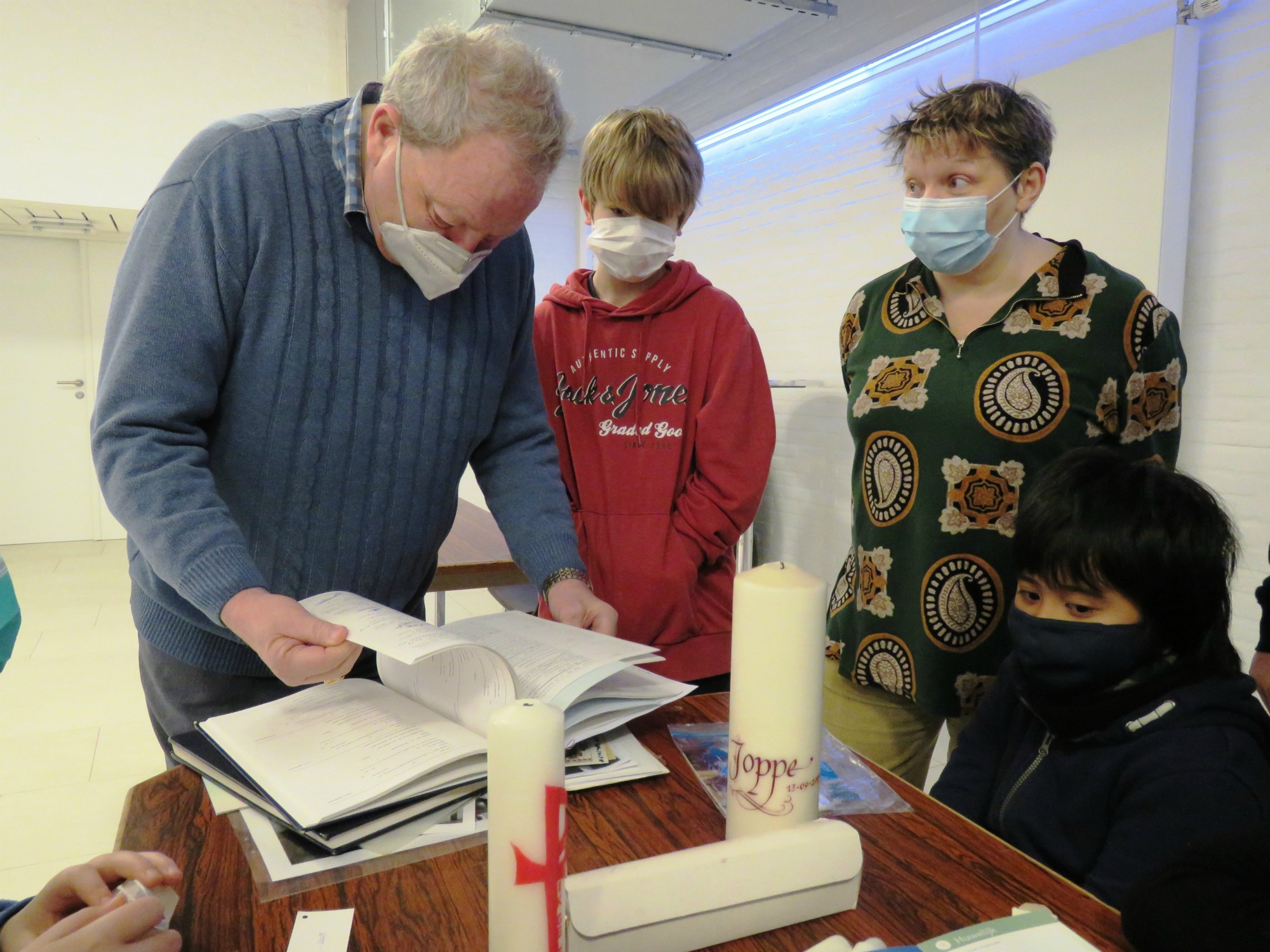 Symbolen bij de 7 sacramenten en Bavo zoekt ook de namen van de vormelingen op in het doopregister