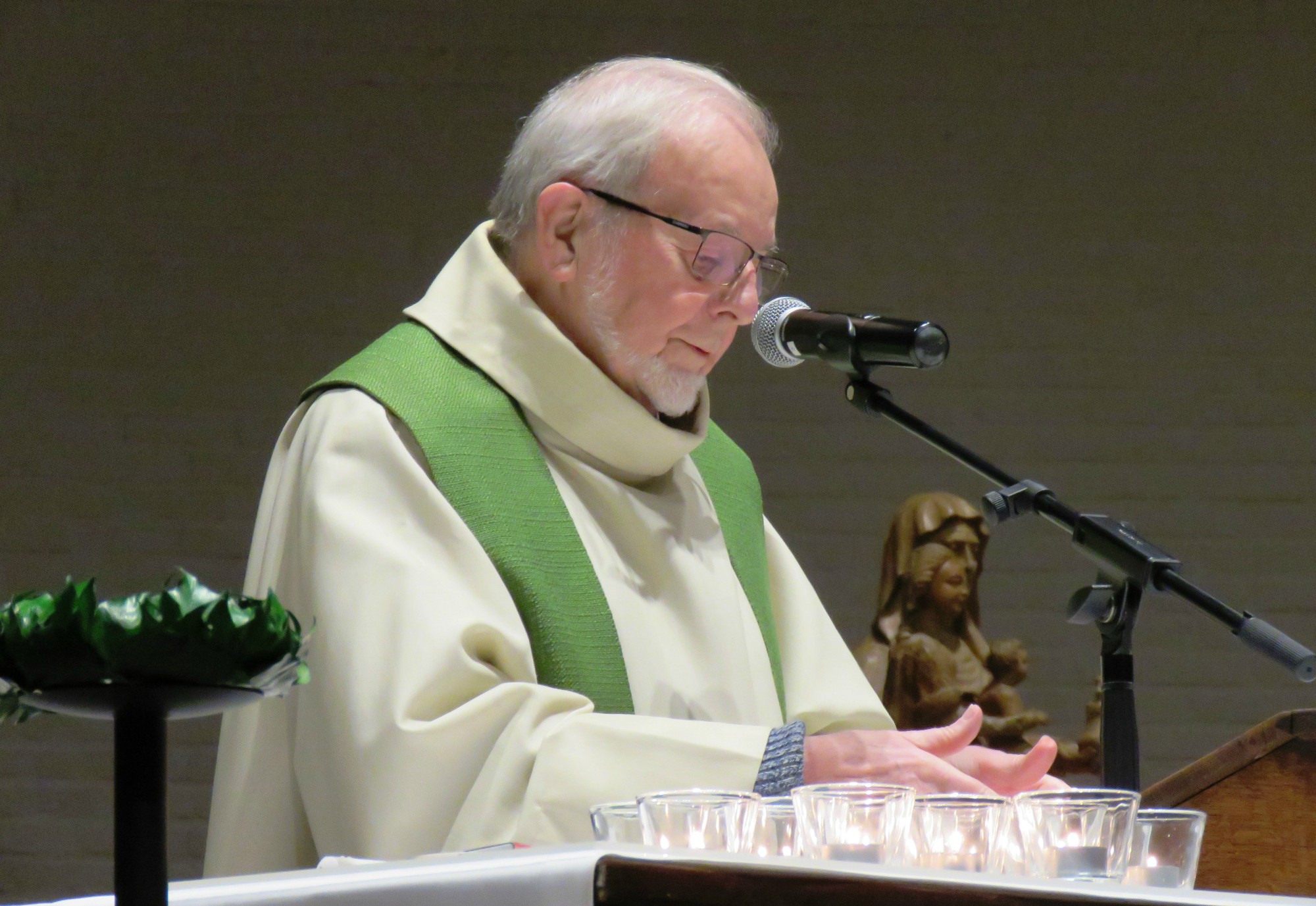 Priester Paul Scheelen gaat deze mooie Lichtmisviering voor