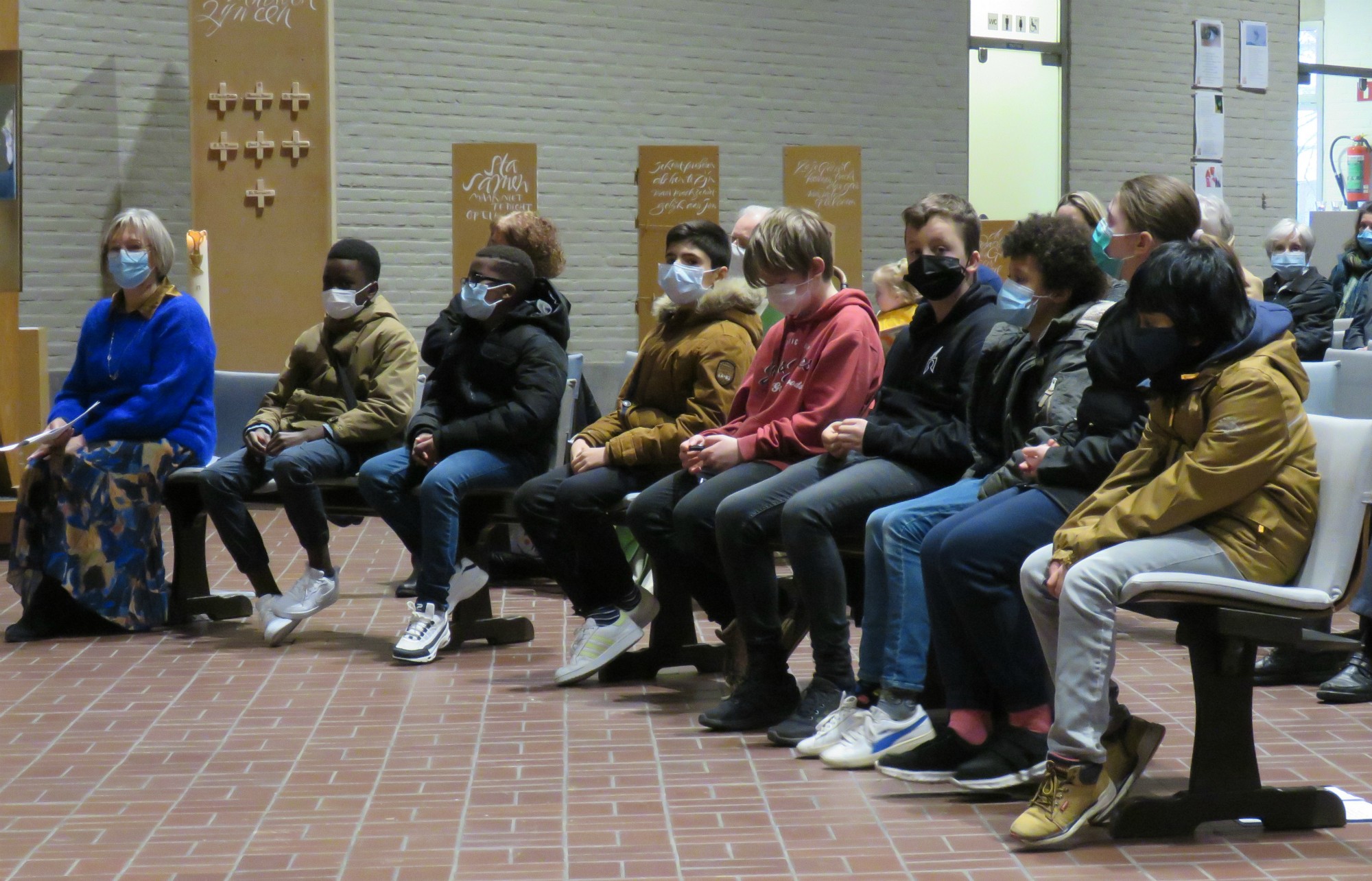 De vormelingen zitten vooraan in de kerk