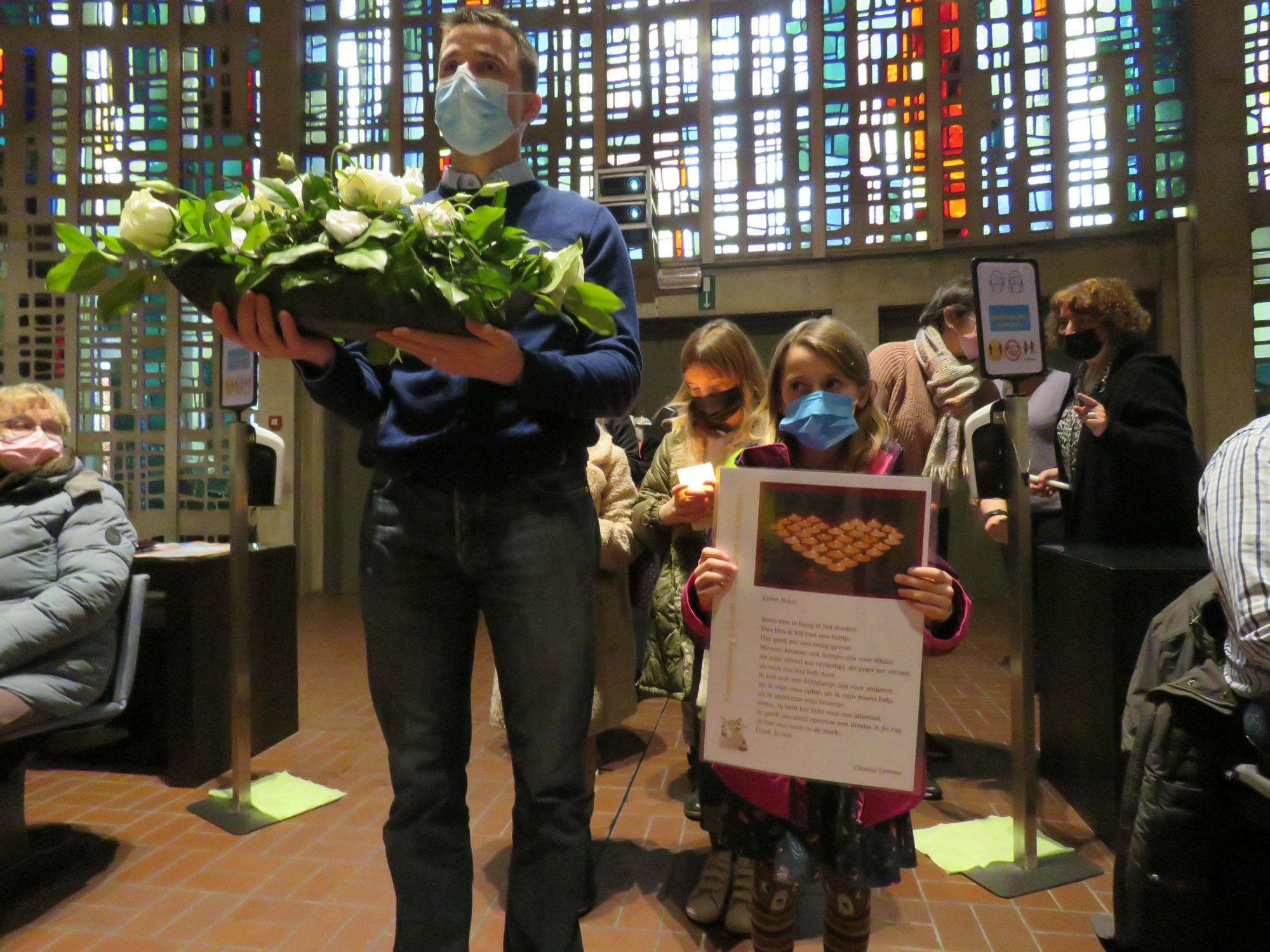 Aanbrengen van de gaven door klein en groot