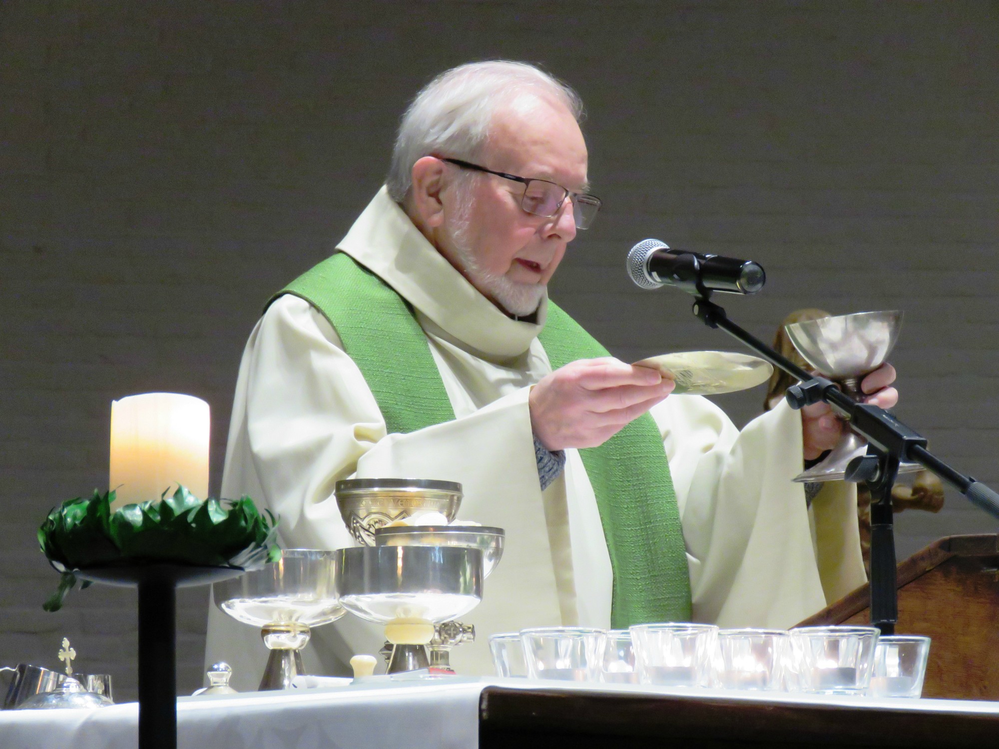 Priester Paul Scheelen breekt het brood