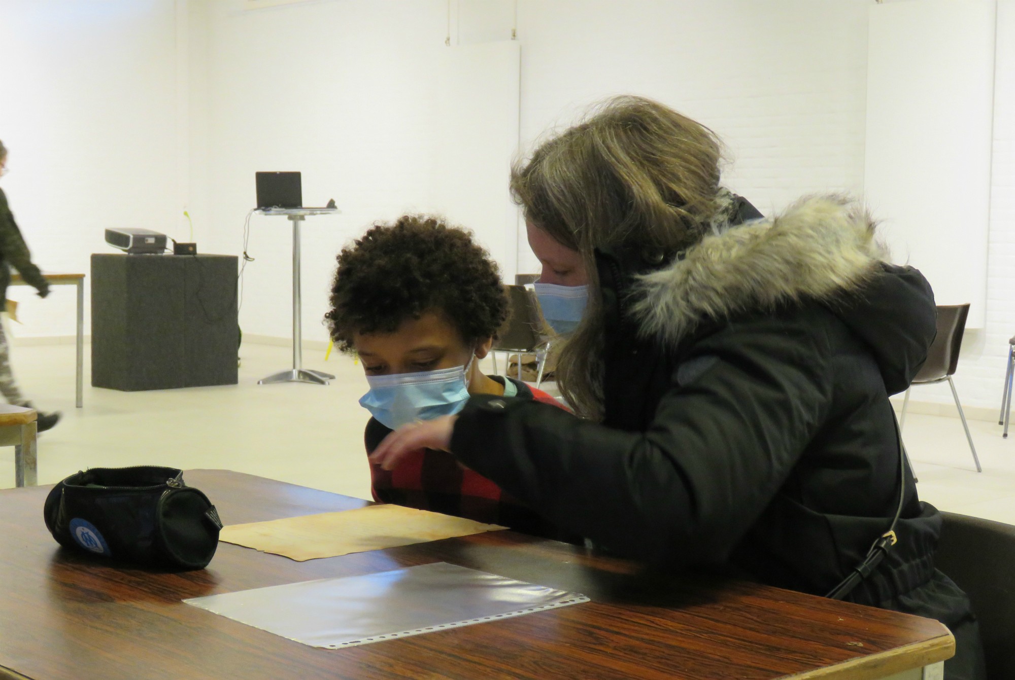 De vormelingen bespreken met hun ouders het charter dat ze hebben geschreven