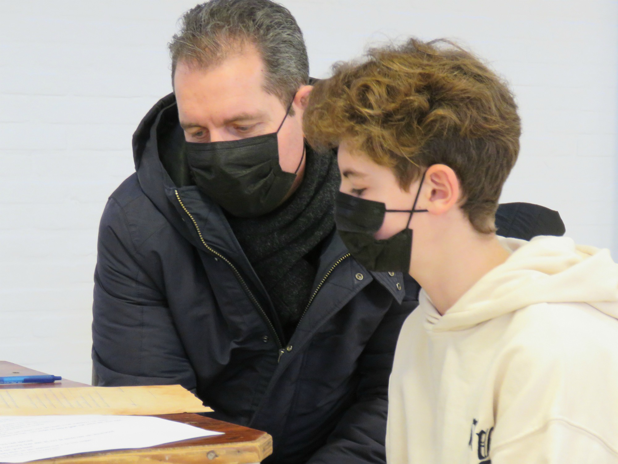 De vormelingen bespreken met hun ouders het charter dat ze hebben geschreven