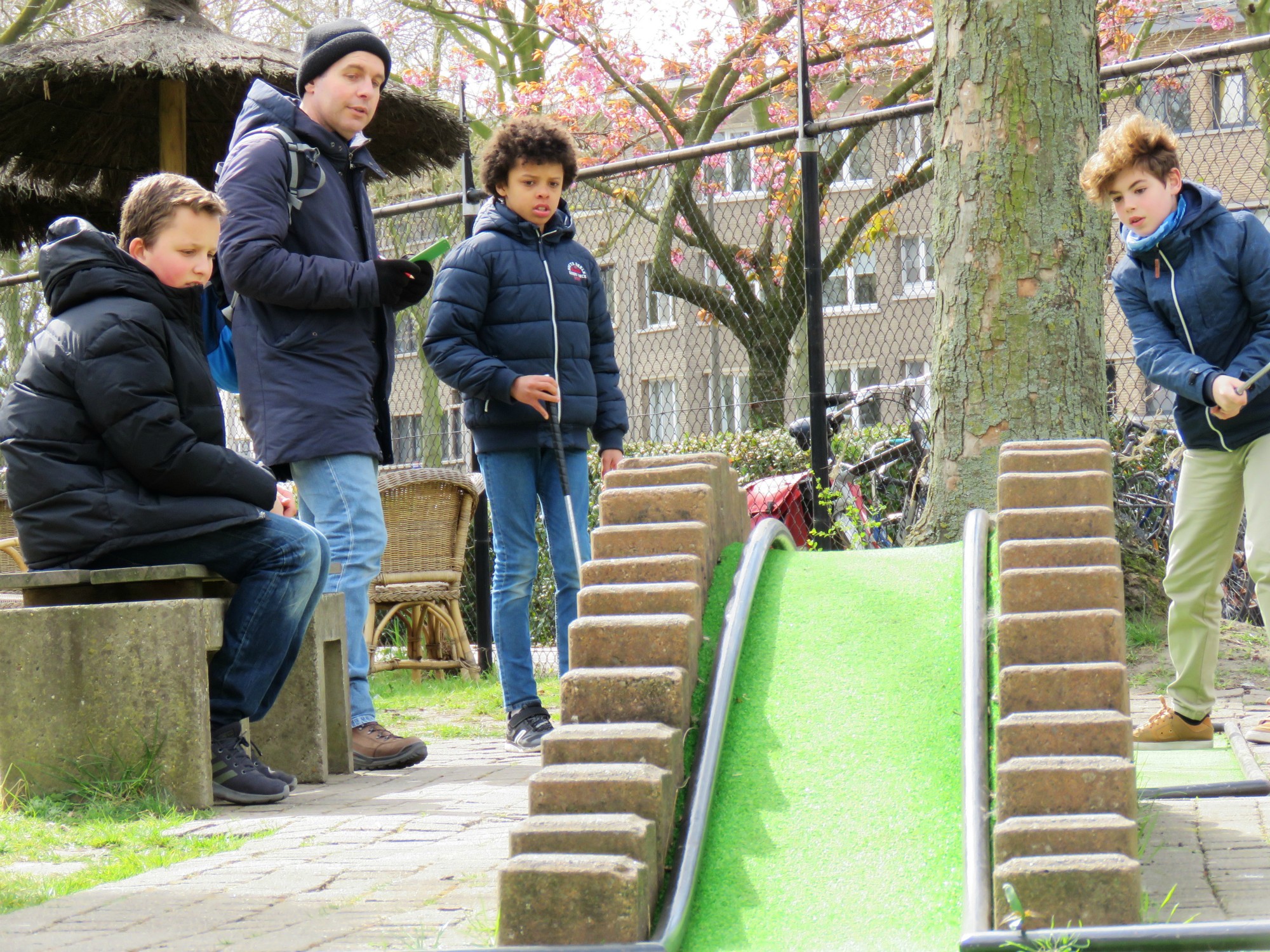 Een partijtje minigolf in Minigolf Beatrijs op Linkeroever