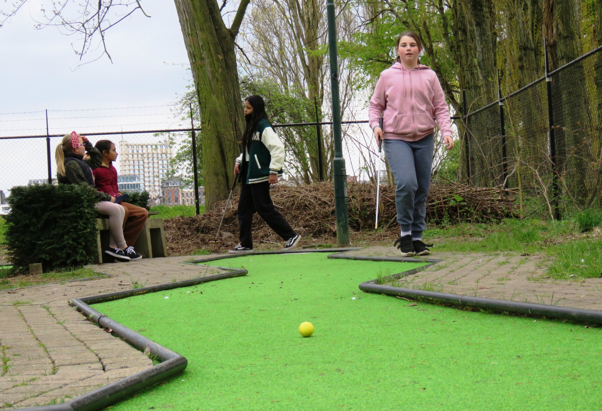 Een partijtje minigolf in Minigolf Beatrijs op Linkeroever