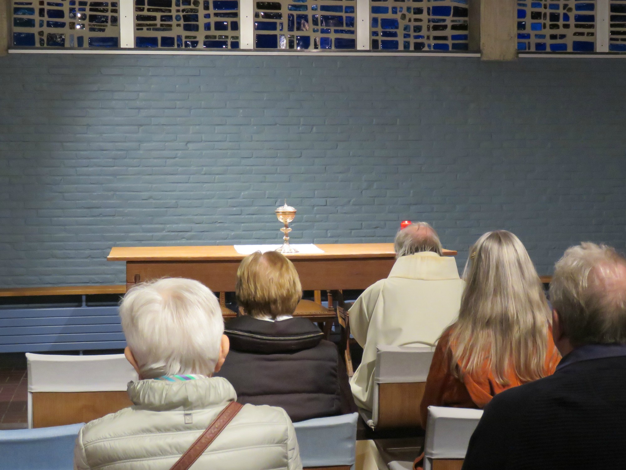 Stille aanbidding in de weekkapel na de viering