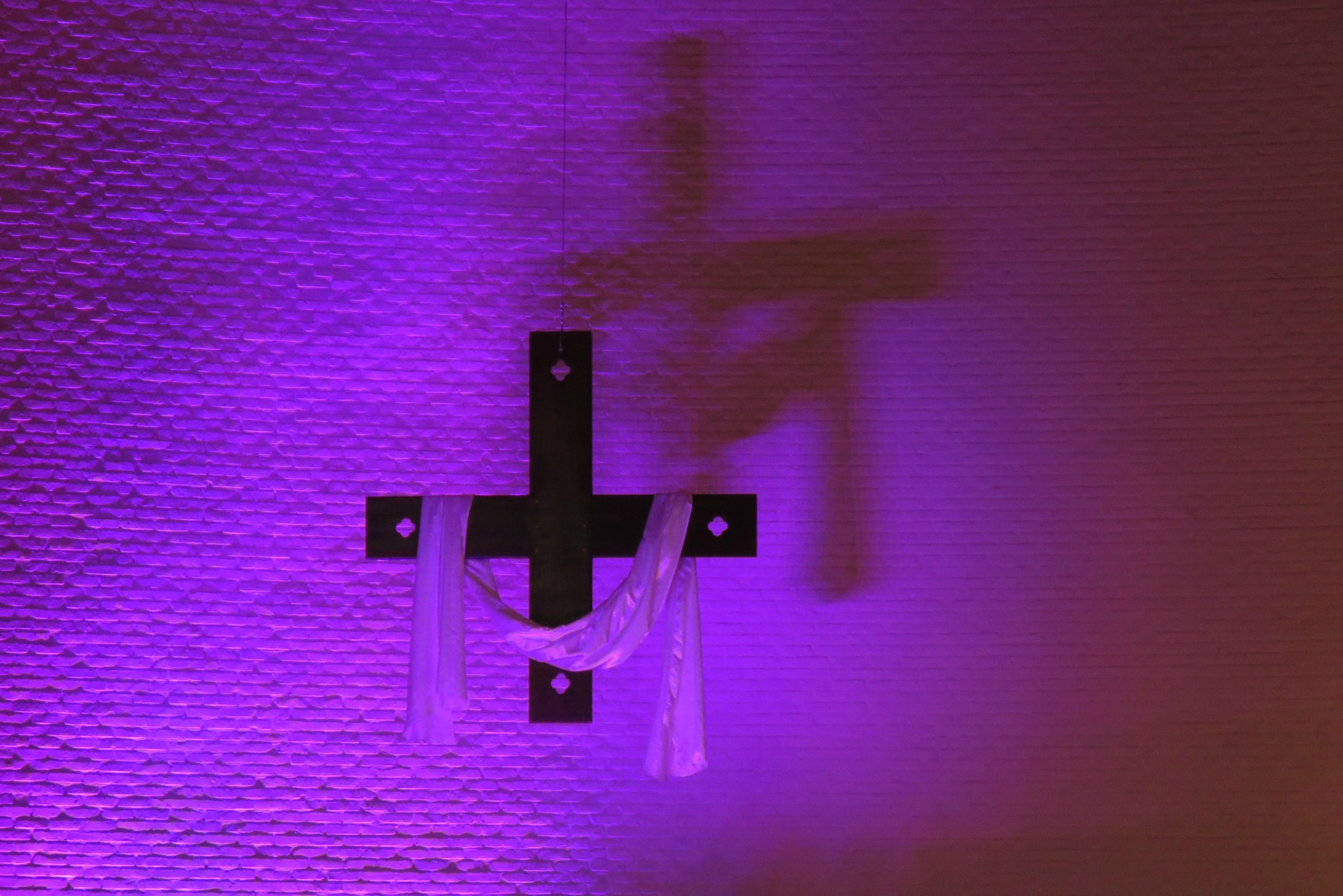 Paaswake - Het kruis symbool in een donkere kerk