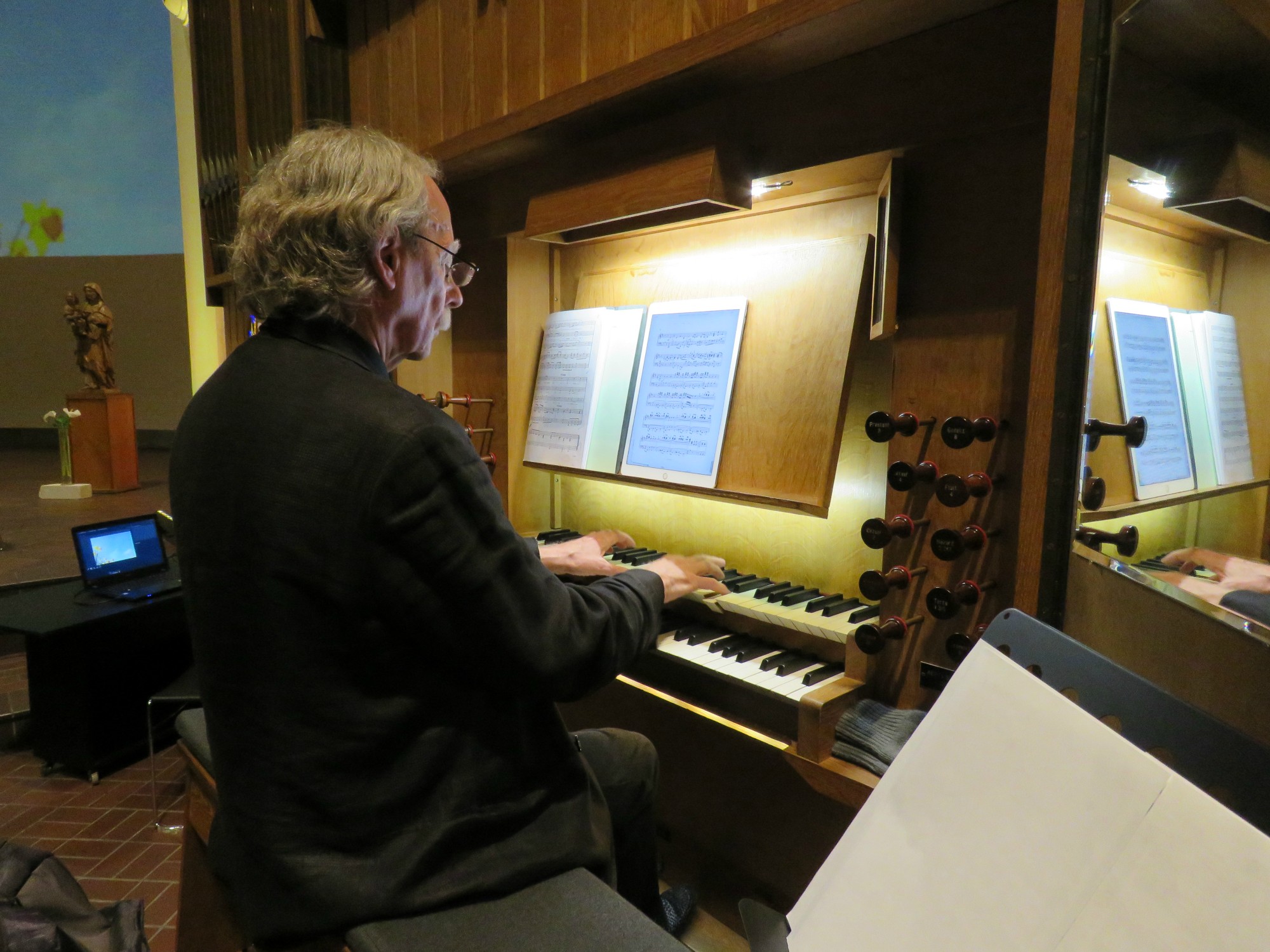 Paaswake - Joannes Thuy aan het orgel