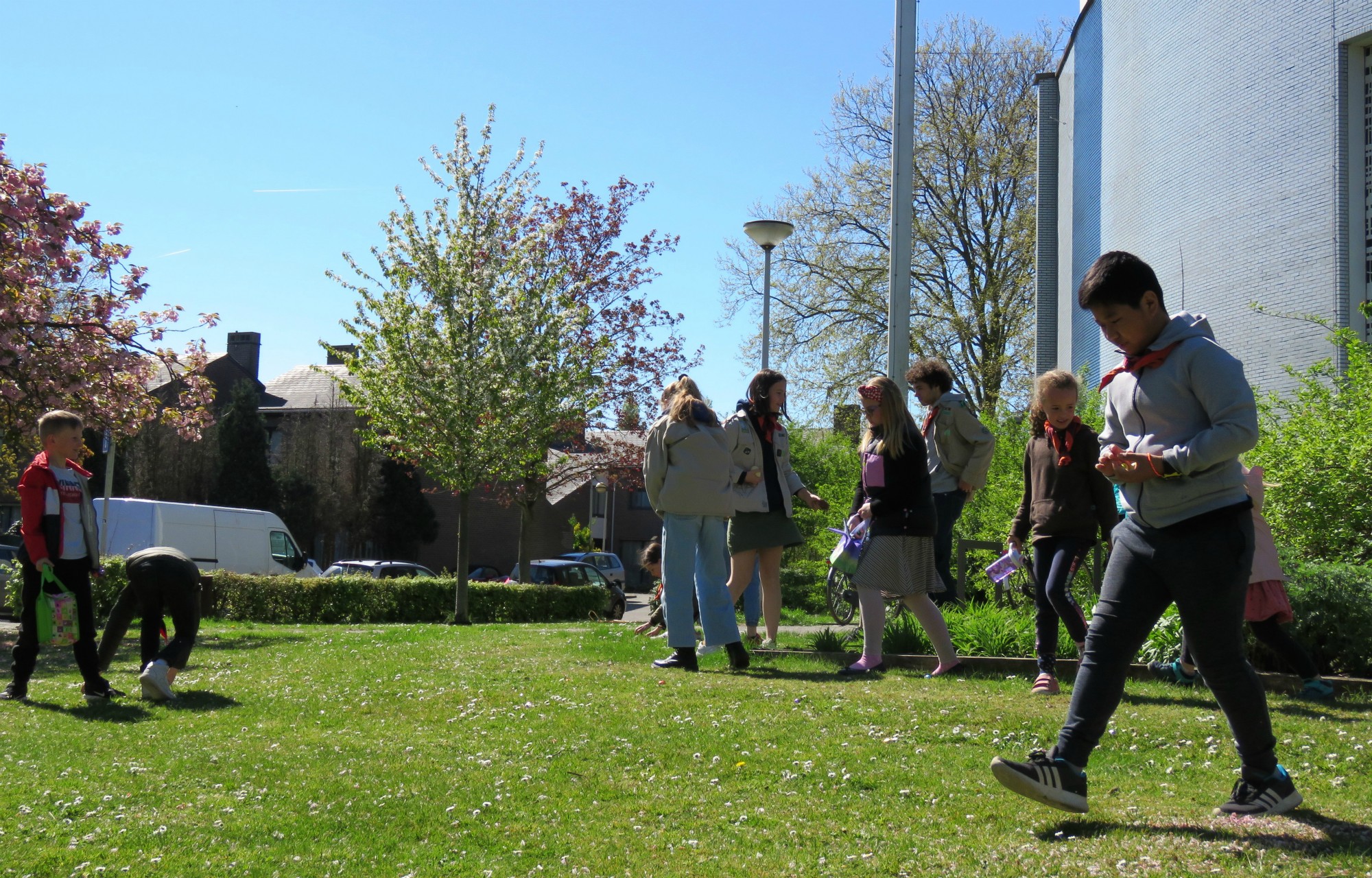 Pasen - Paaseieren rapen na de viering door de velen kinderen