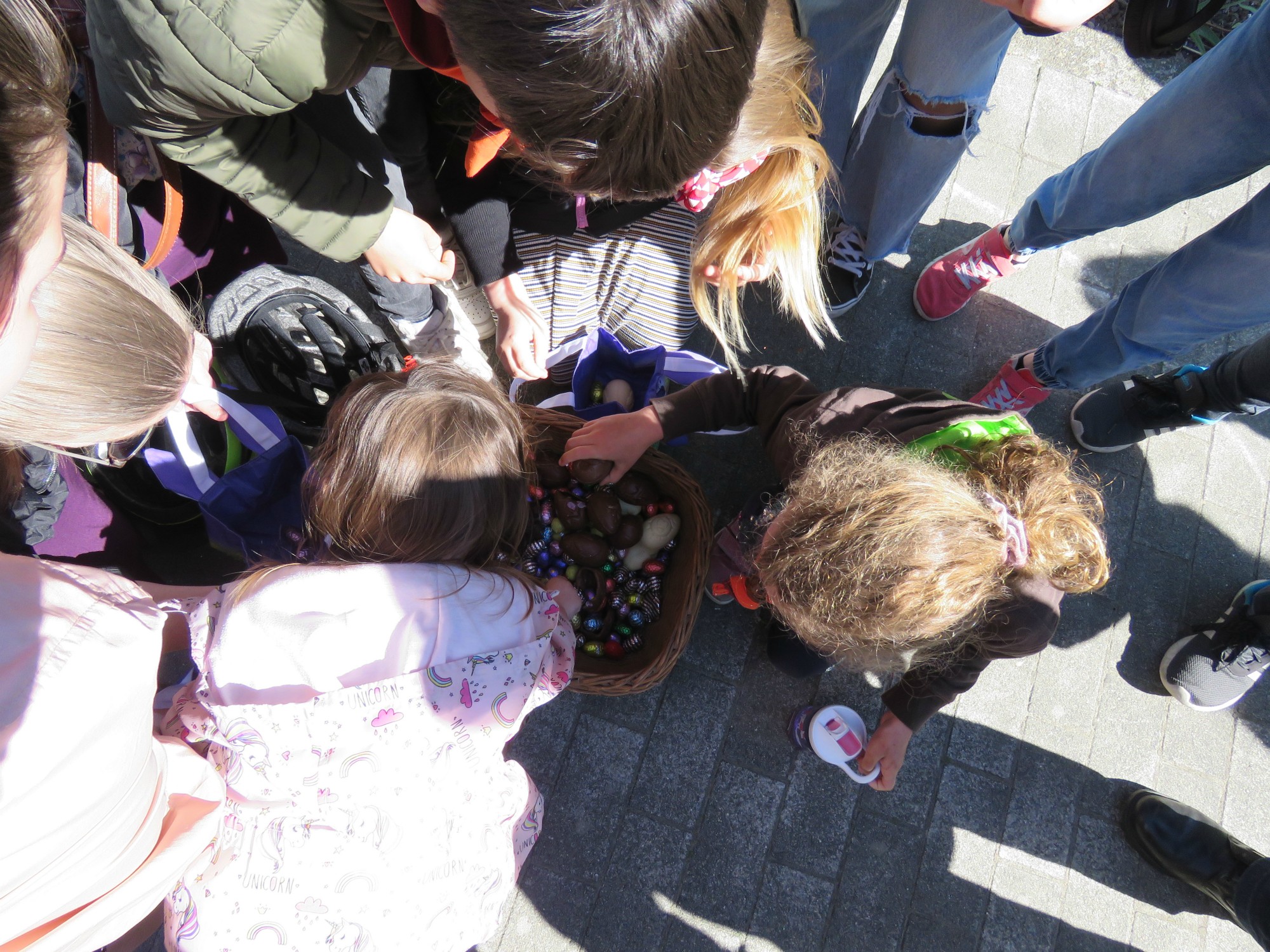 Pasen - Paaseieren rapen na de viering door de velen kinderen