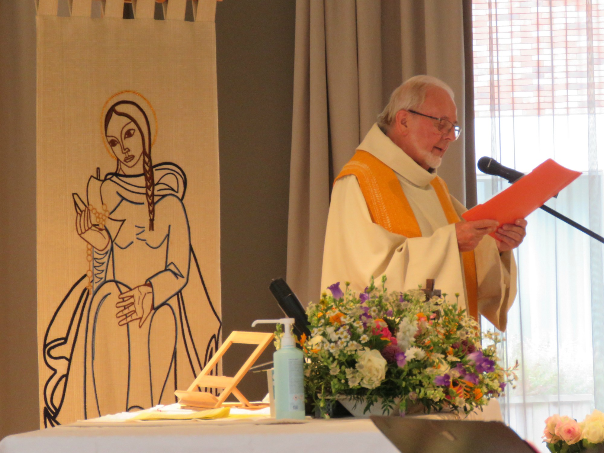 Priester Paul Scheelen houdt een bemoedigend woordje