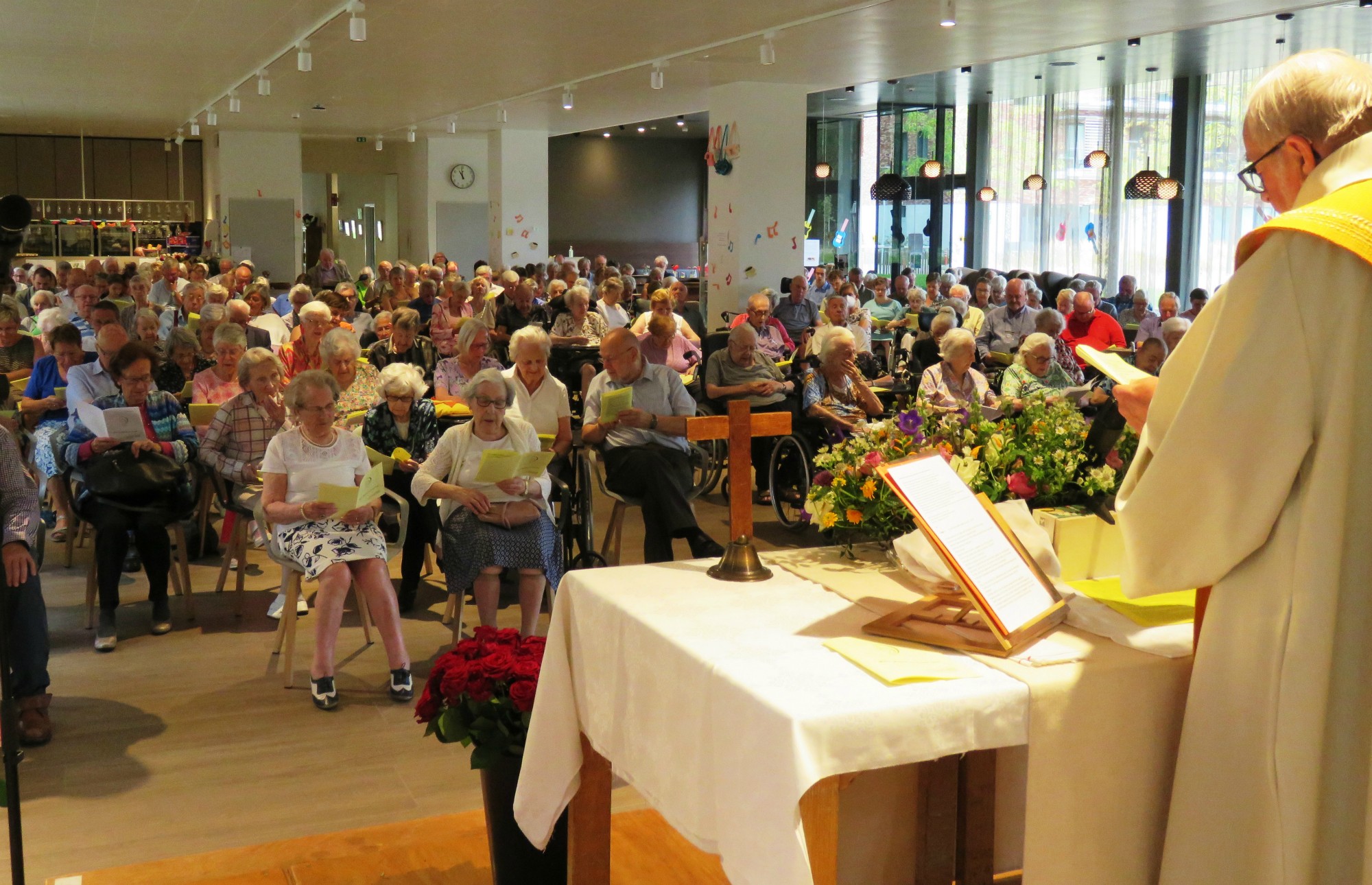 Priester Paul Scheelen houdt een bemoedigend woordje