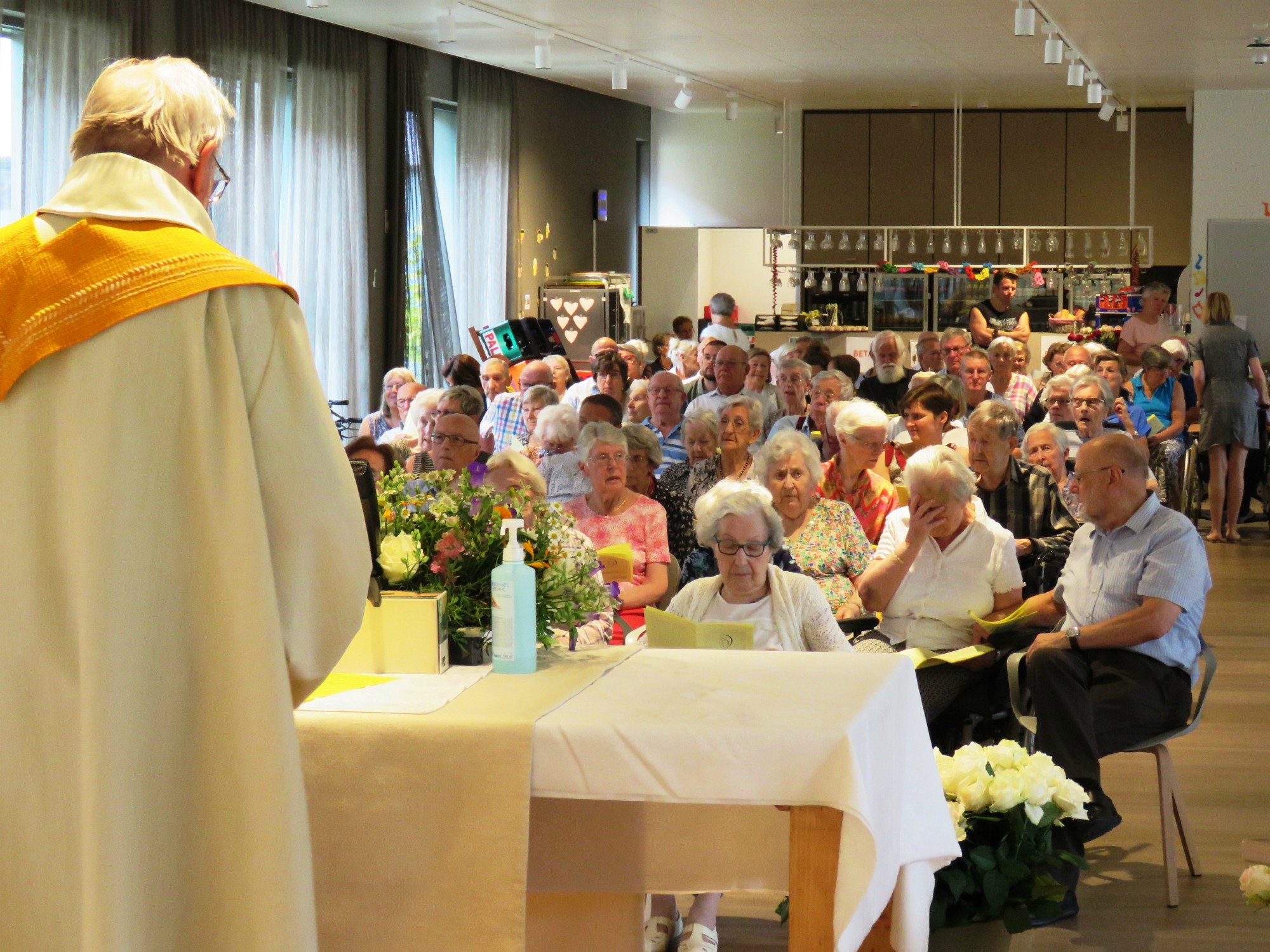 Priester Paul Scheelen houdt een bemoedigend woordje