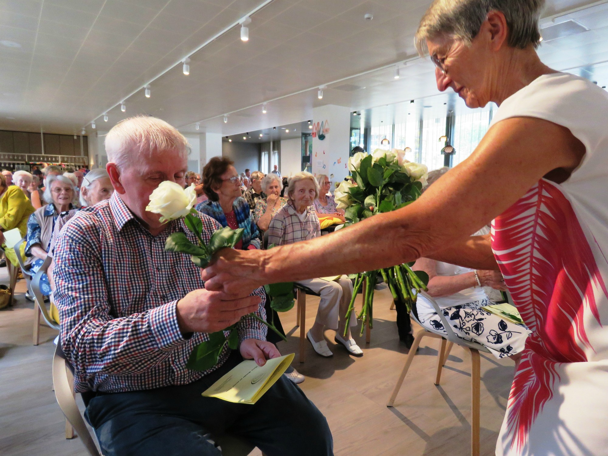 Alle moeders werden met een roos bedacht