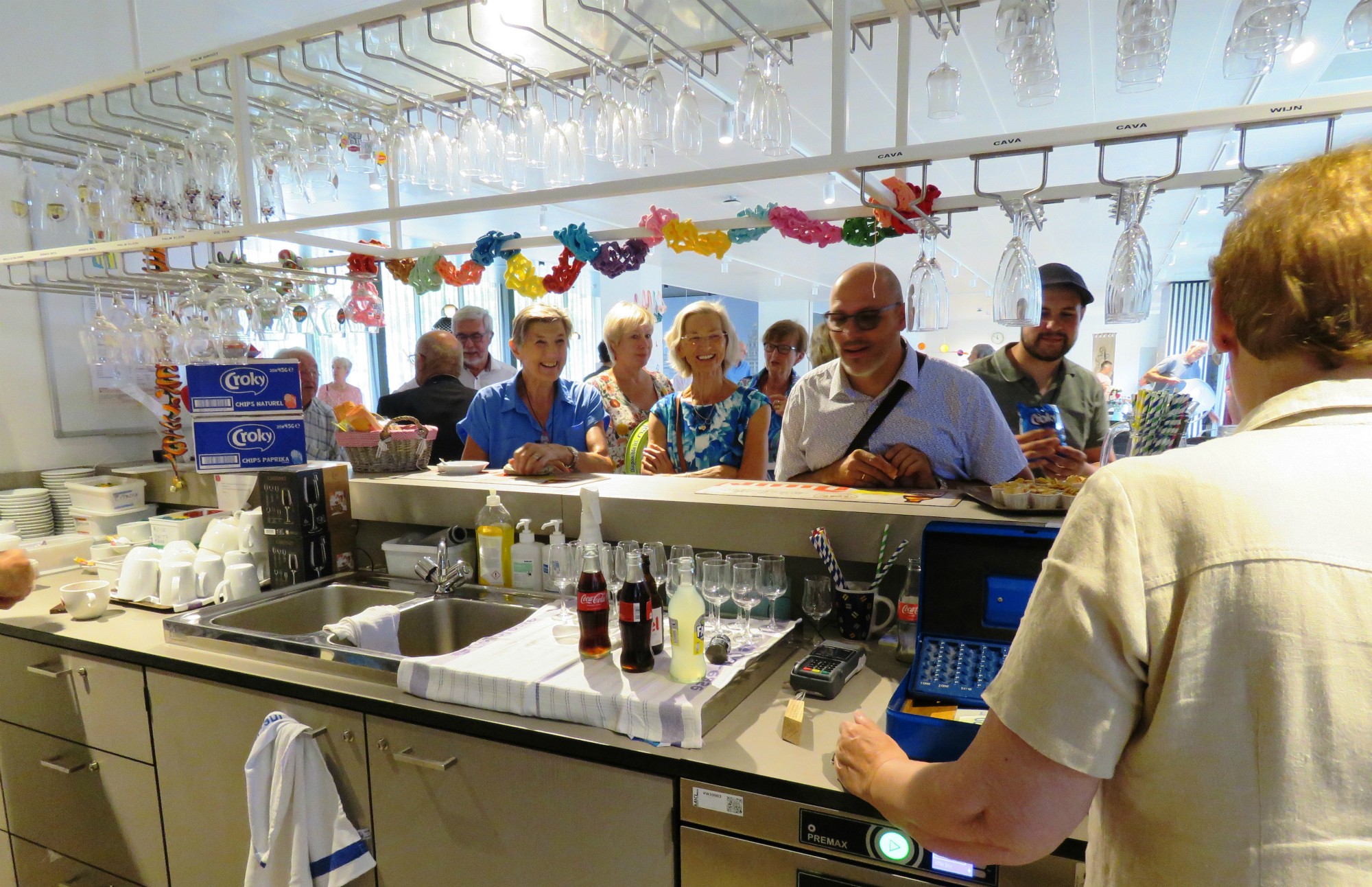 Het cafetaria was open en bracht vele mensen nog bij elkaar