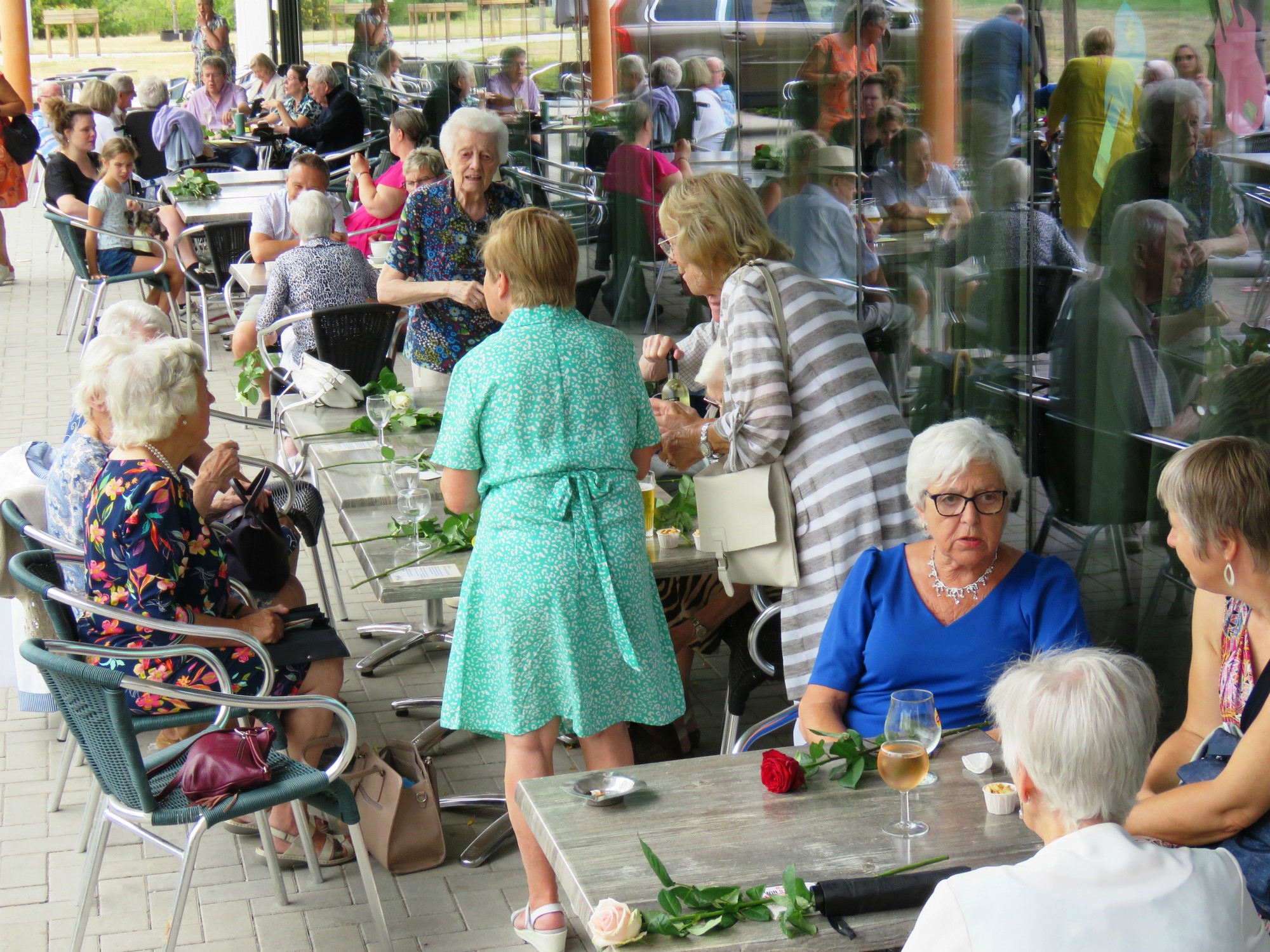 Het cafetaria was open en bracht vele mensen nog bij elkaar