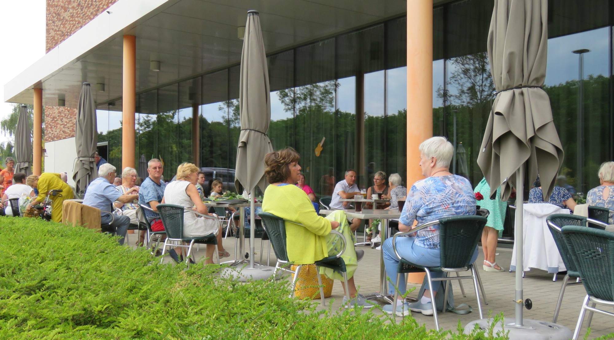 Het cafetaria was open en bracht vele mensen nog bij elkaar