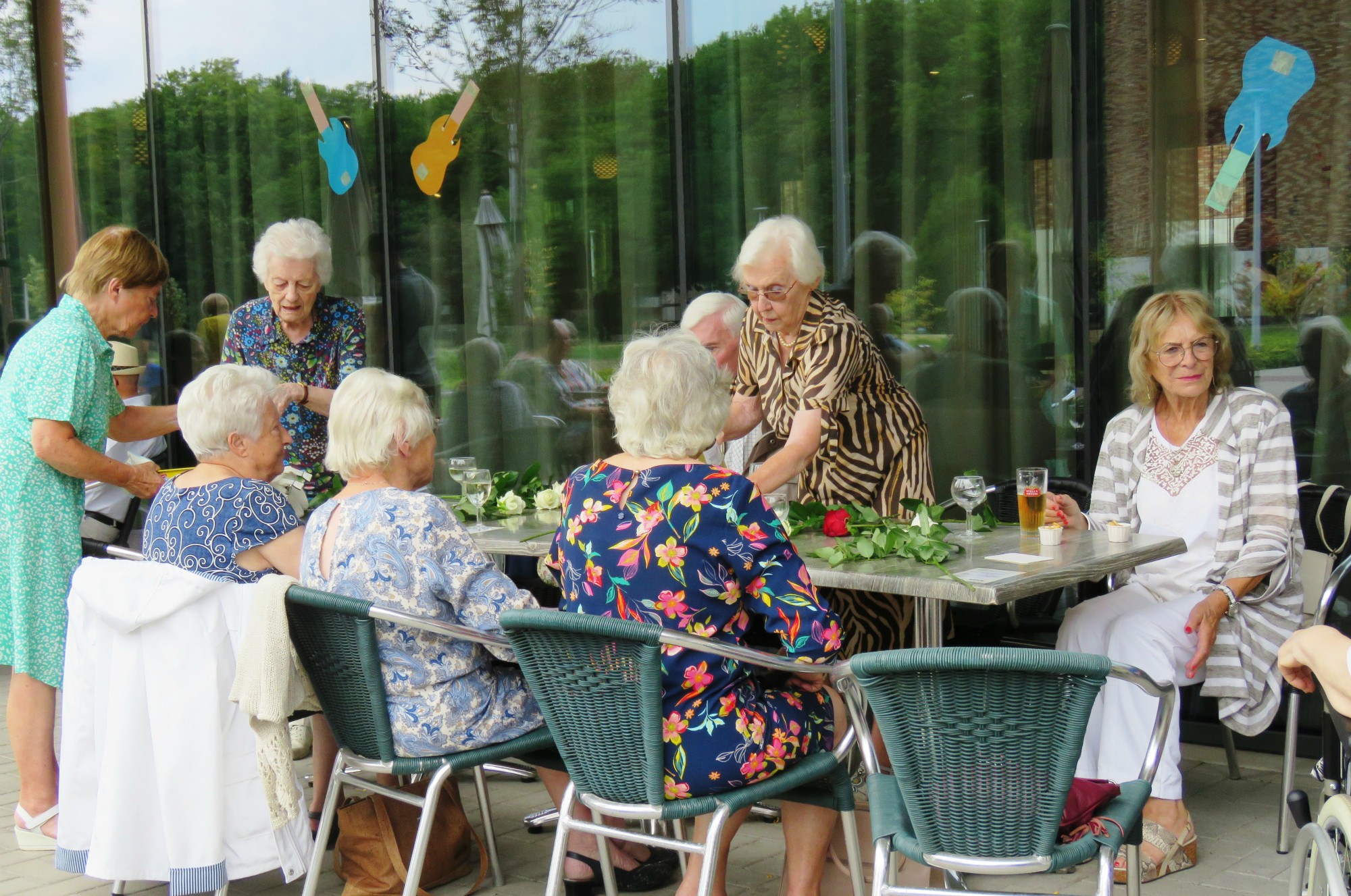 Het cafetaria was open en bracht vele mensen nog bij elkaar