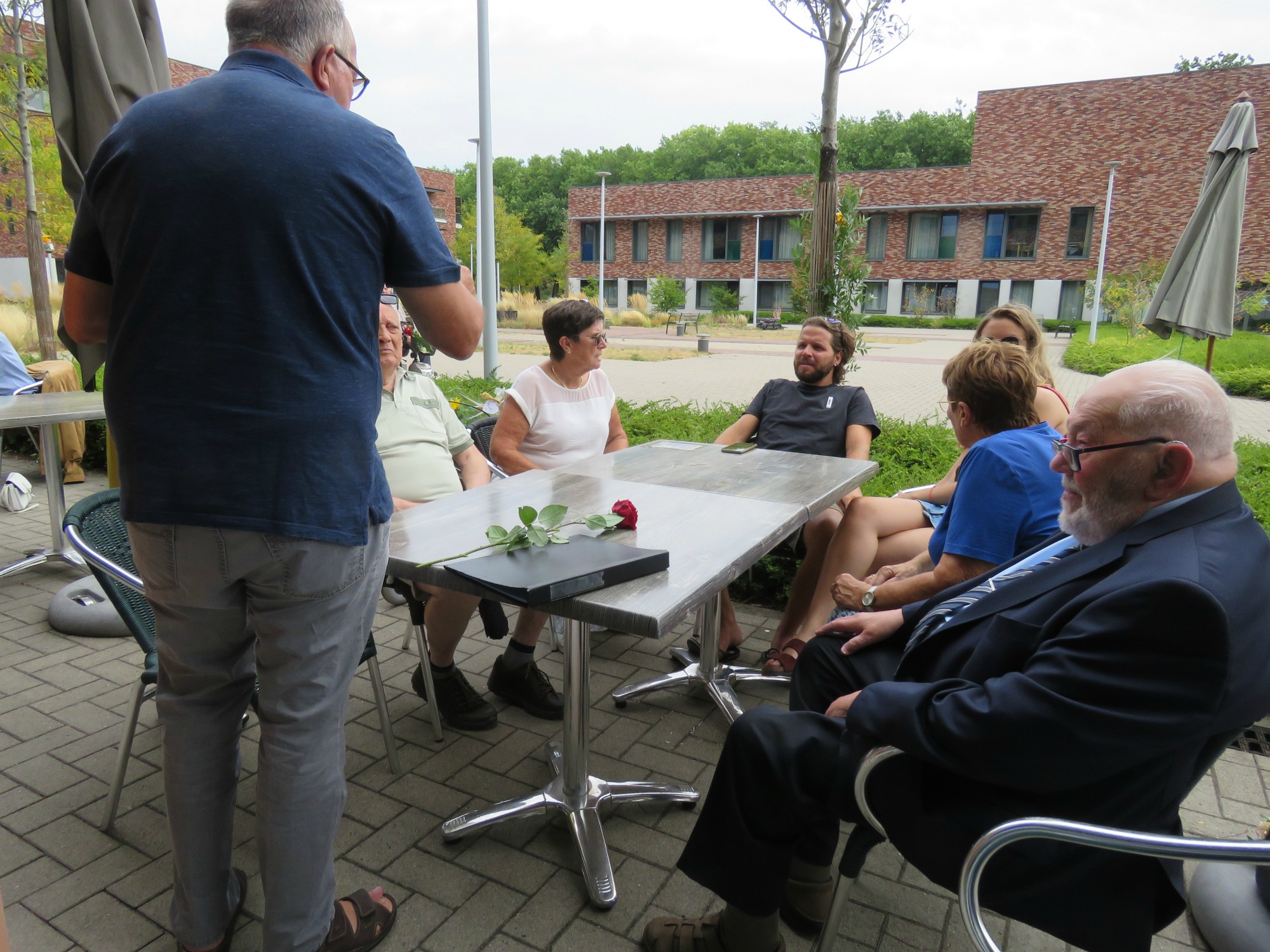 Het cafetaria was open en bracht vele mensen nog bij elkaar