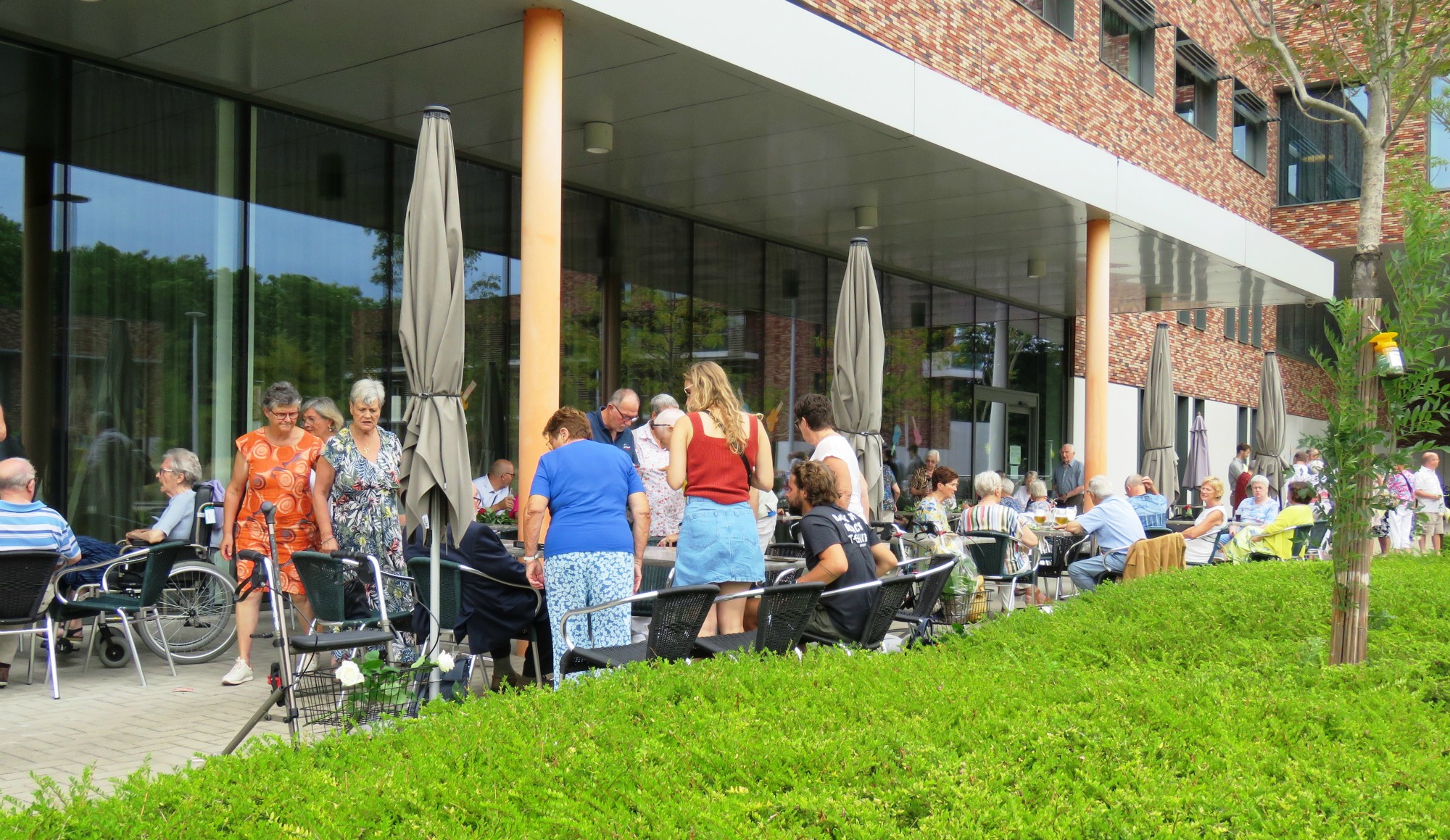 Het cafetaria was open en bracht vele mensen nog bij elkaar