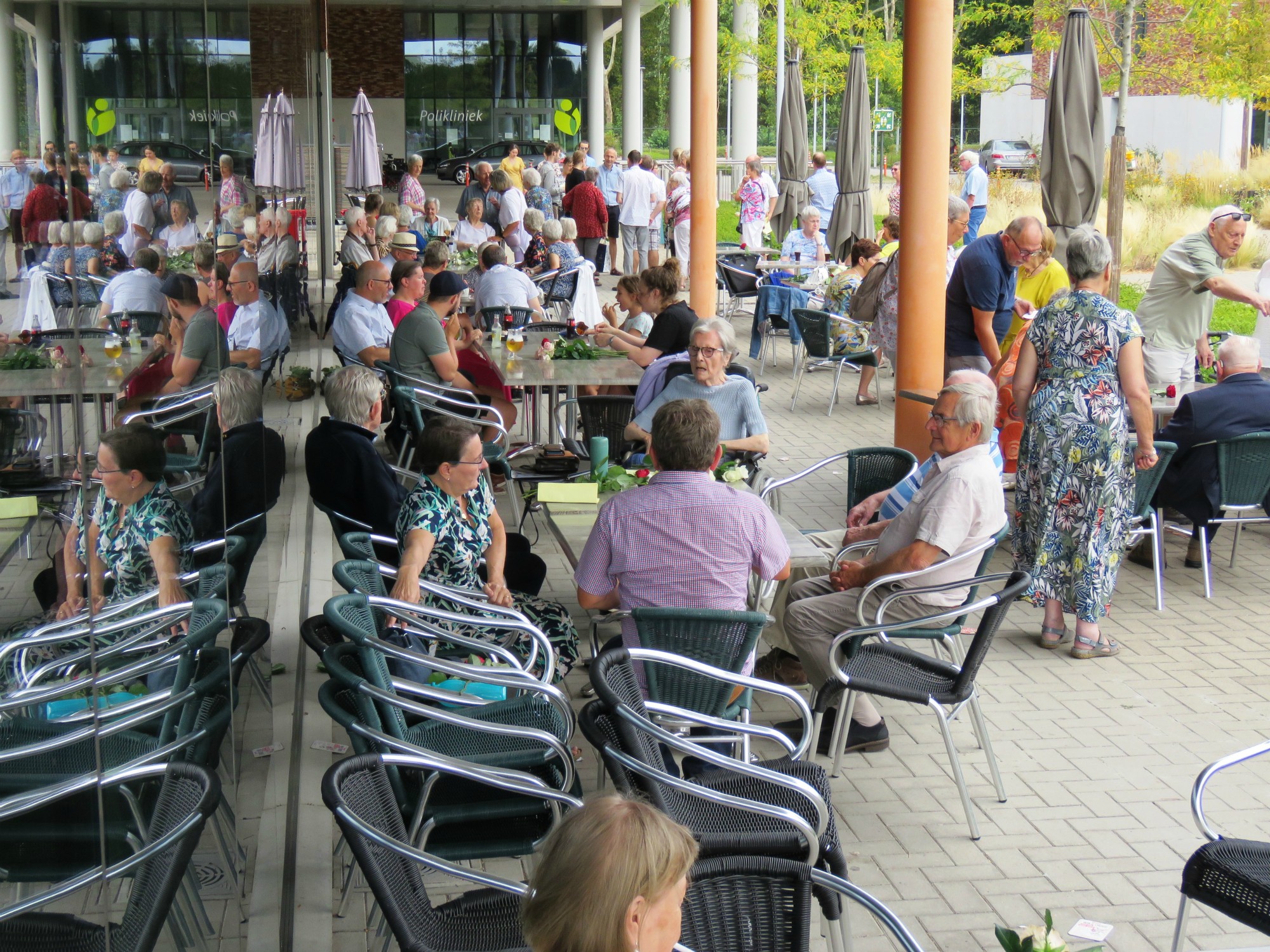 Het cafetaria was open en bracht vele mensen nog bij elkaar