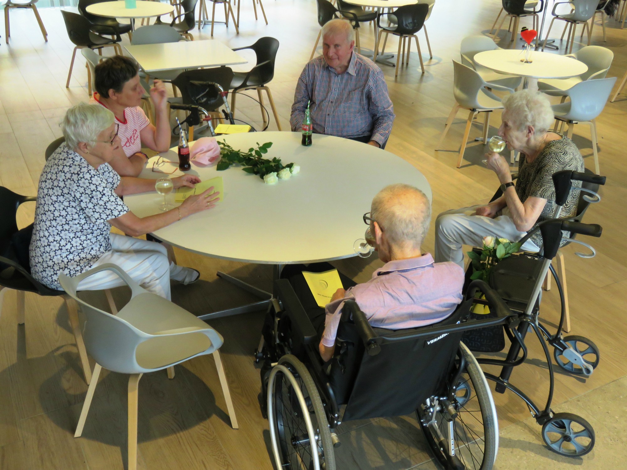 Het cafetaria was open en bracht vele mensen nog bij elkaar