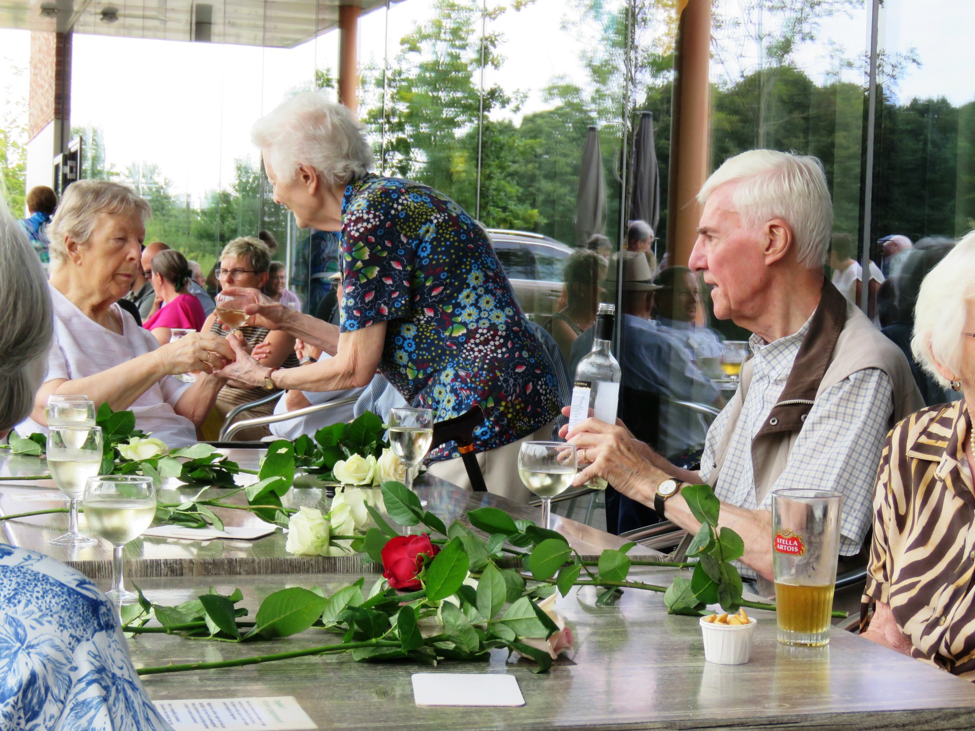 Het cafetaria was open en bracht vele mensen nog bij elkaar