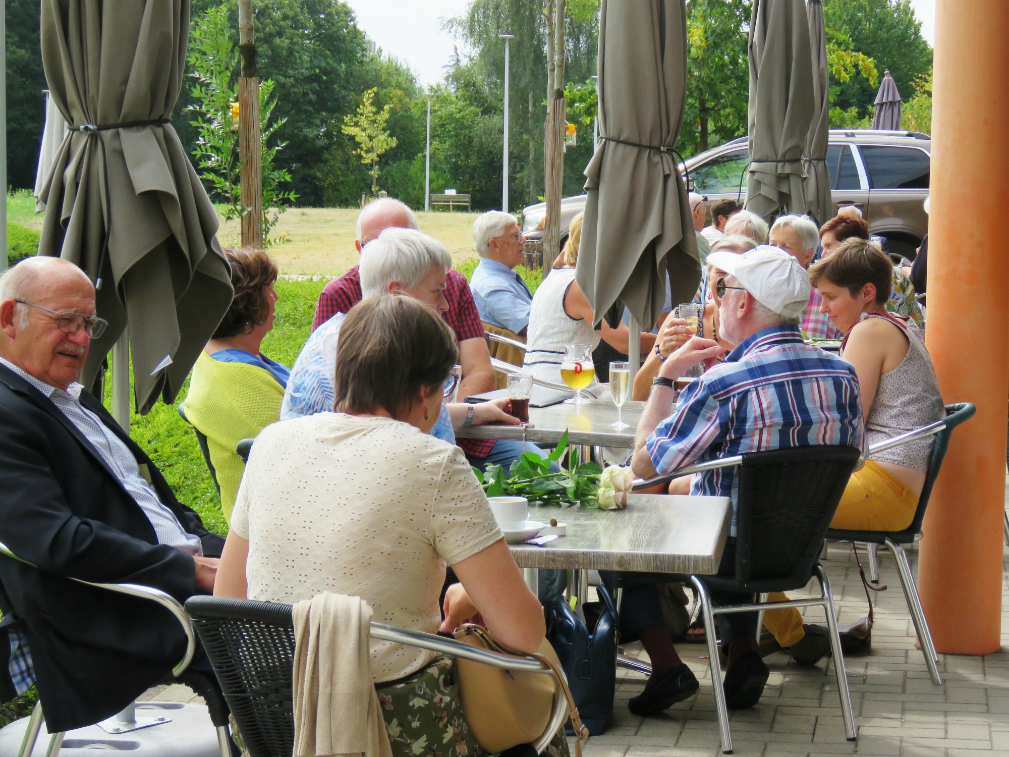 Het cafetaria was open en bracht vele mensen nog bij elkaar