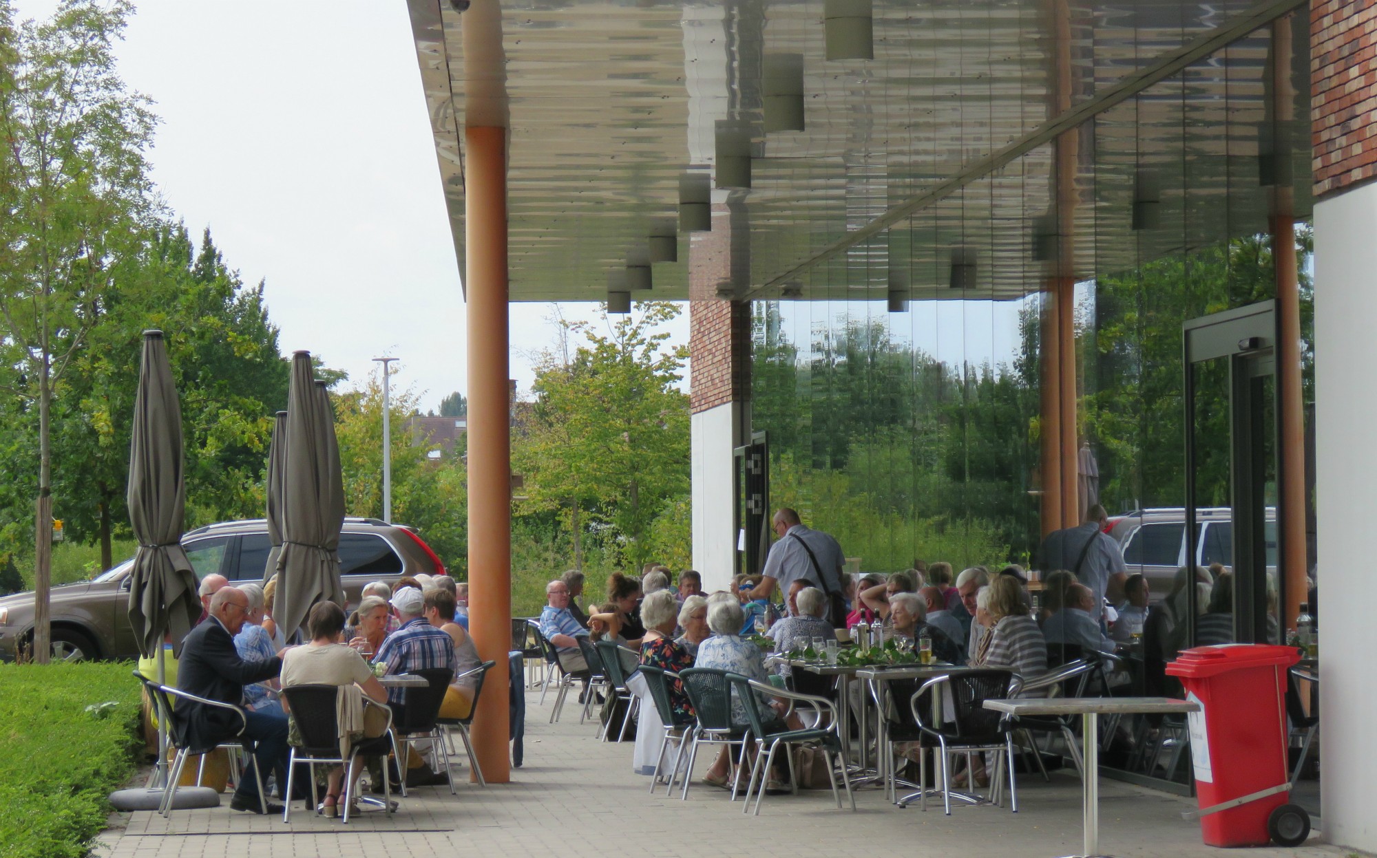 Het cafetaria was open en bracht vele mensen nog bij elkaar