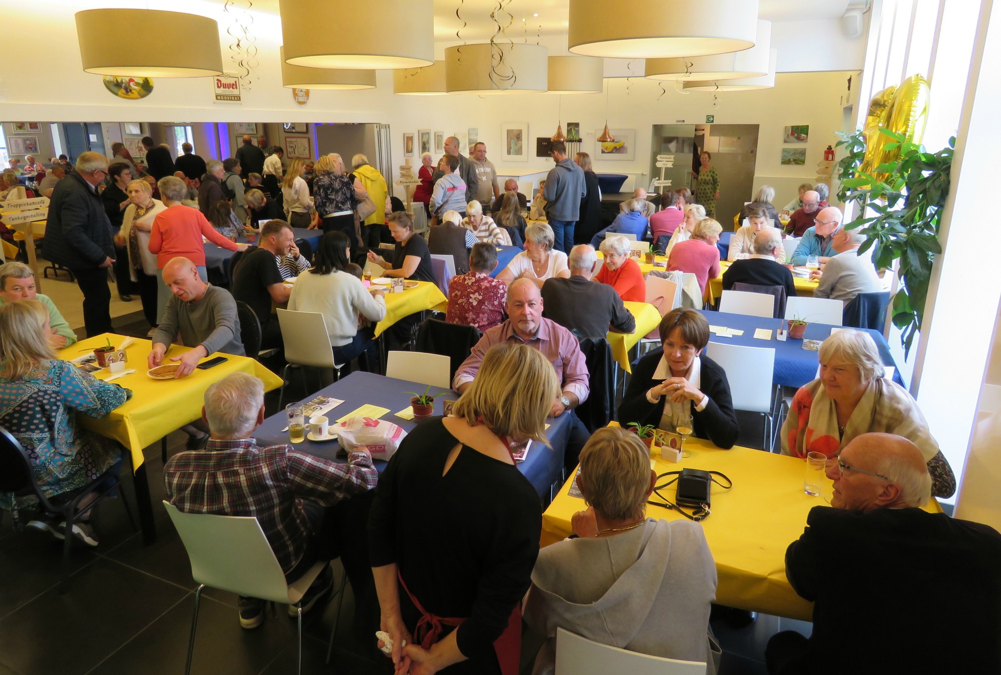 50 Jaar SAF | De toog draait op volle toeren, terras en café zitten vol