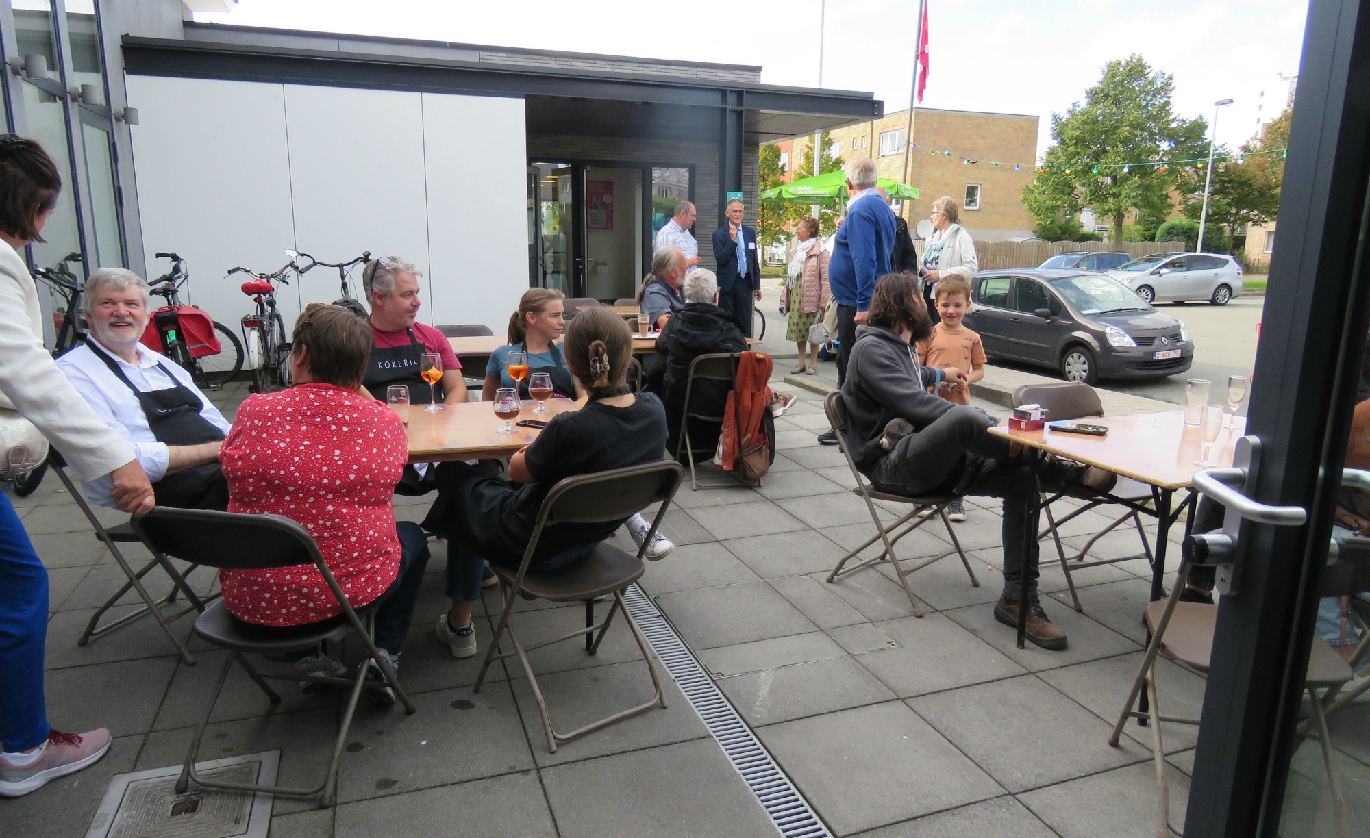 50 Jaar SAF | De toog draait op volle toeren, terras en café zitten vol