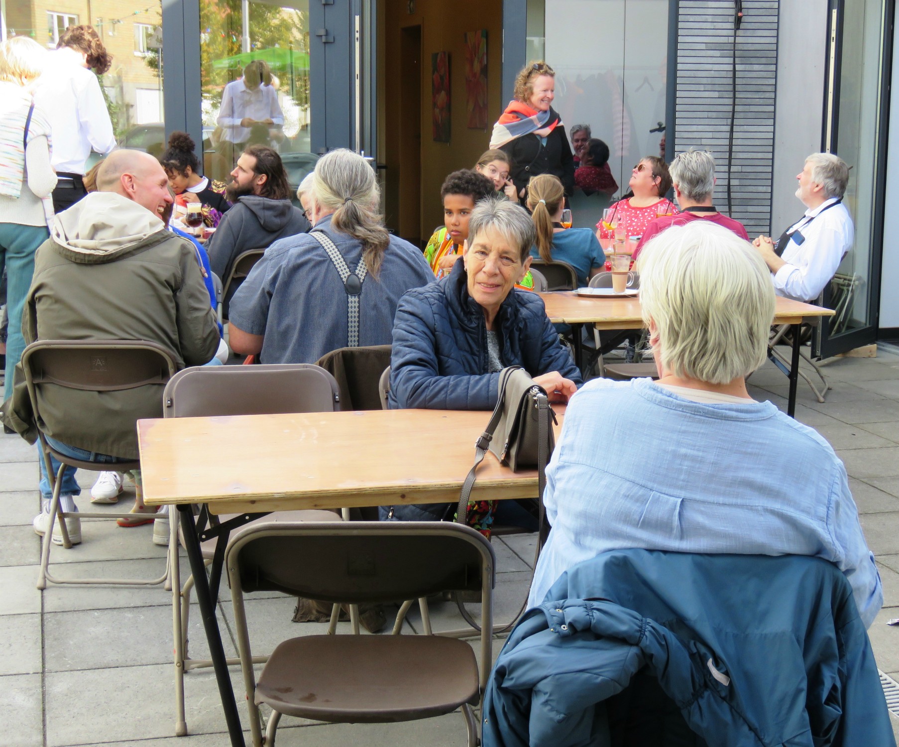 50 Jaar SAF | De toog draait op volle toeren, terras en café zitten vol