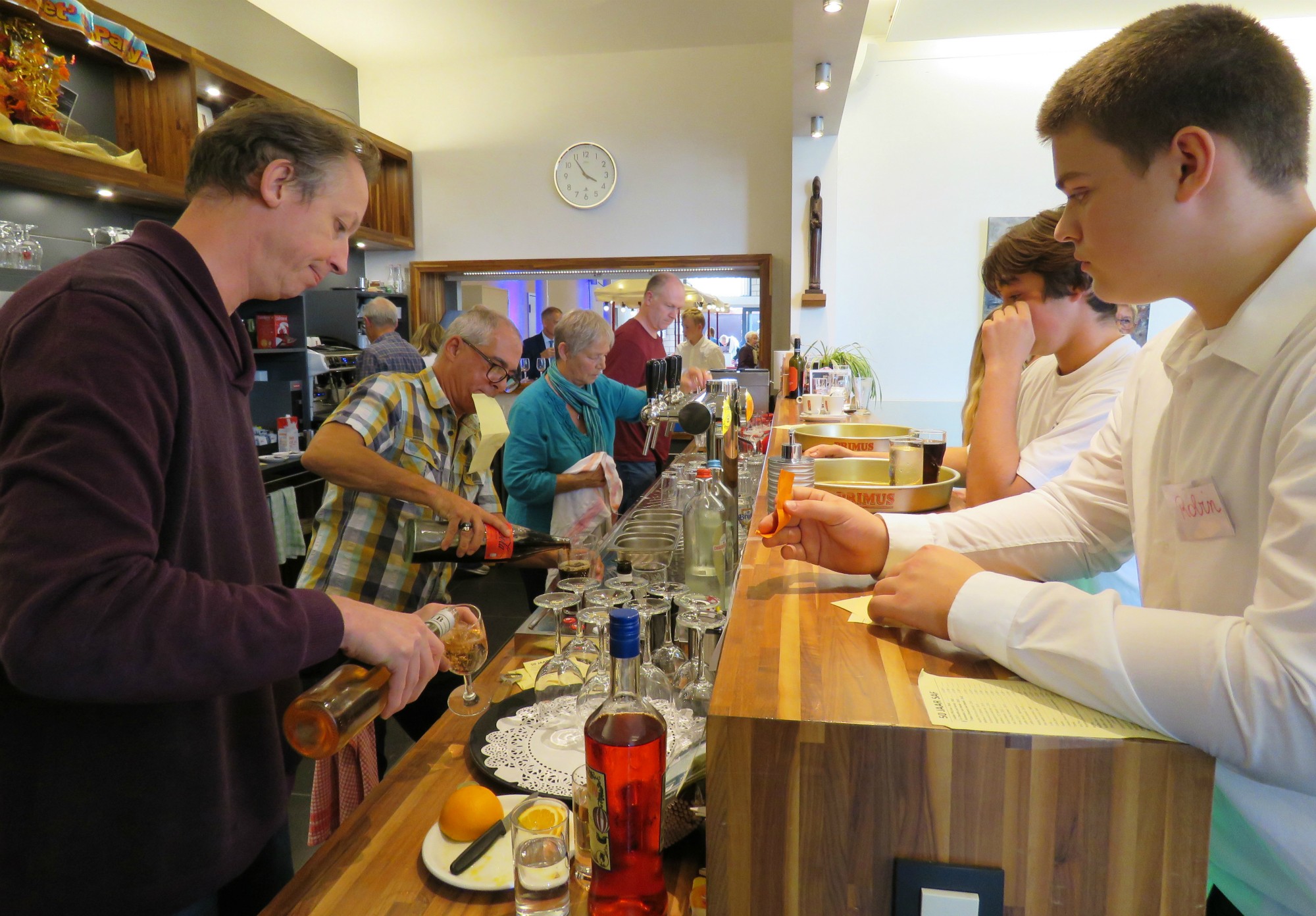 50 Jaar SAF | De toog draait op volle toeren, terras en café zitten vol