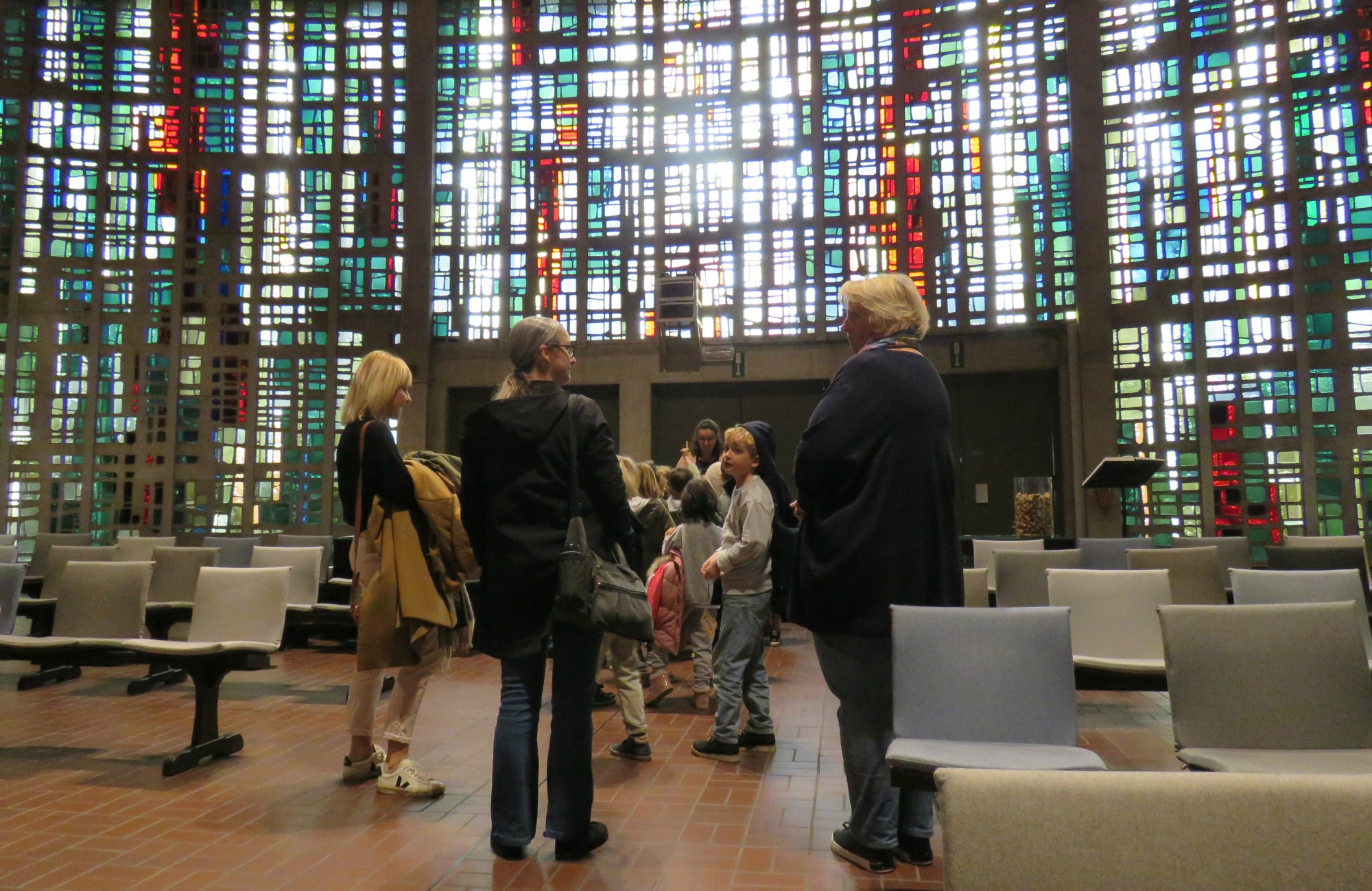 De eerste communicanten ontdekken de kerk