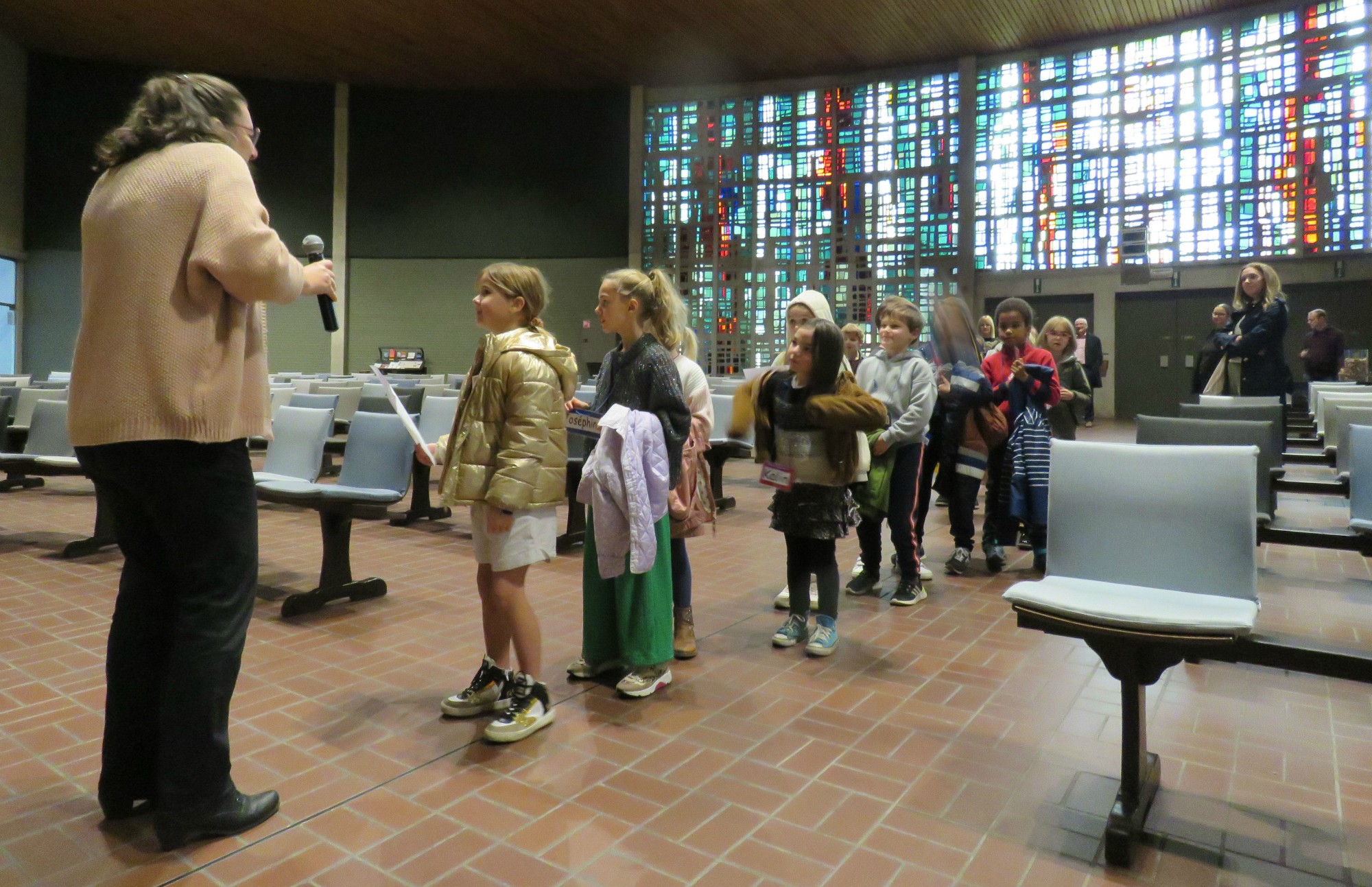 De eerste communicanten ontdekken de kerk