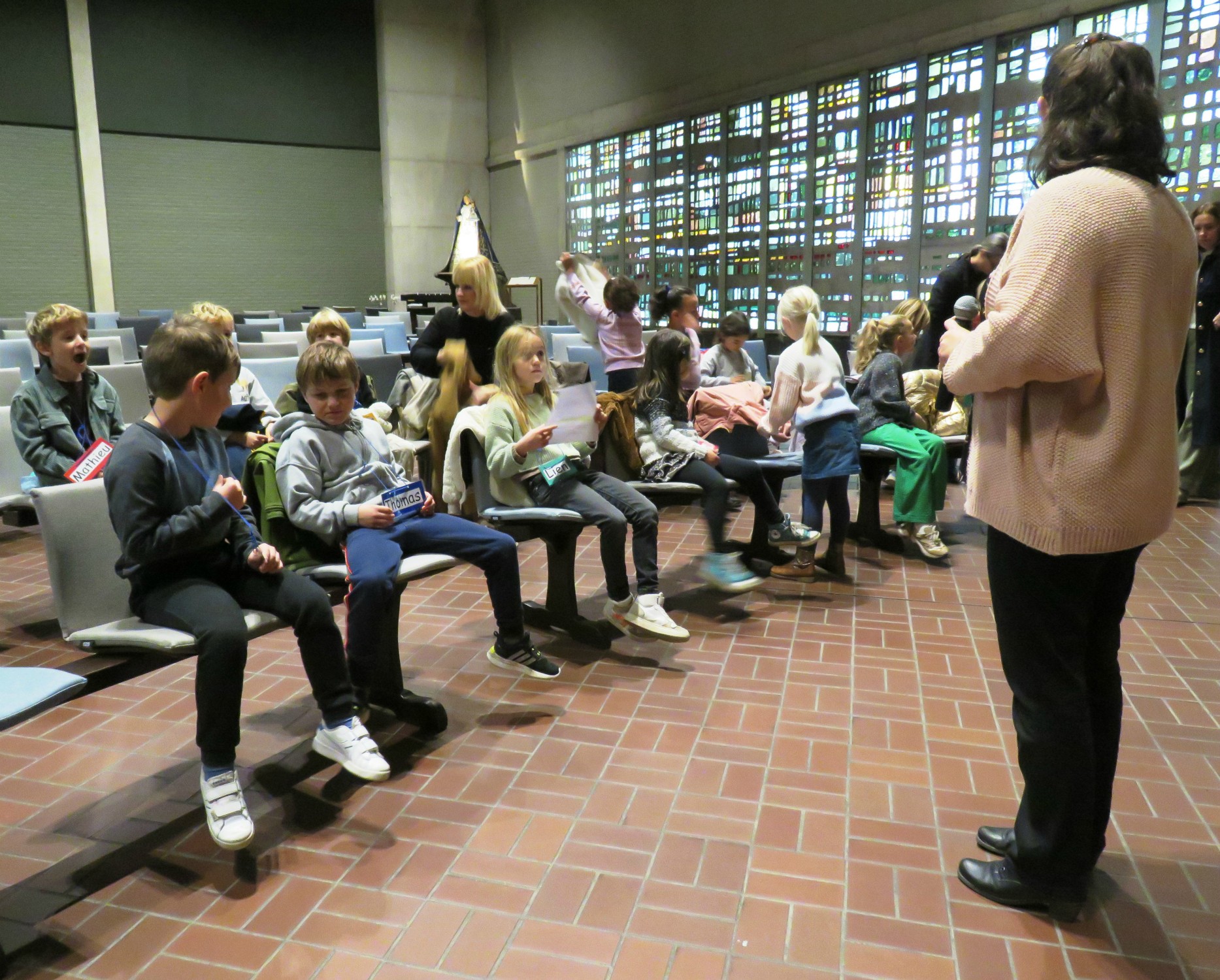 De eerste communicanten ontdekken de kerk