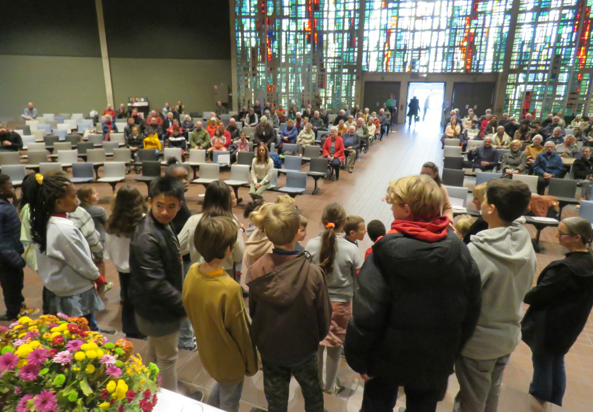 Het slotlied 'ik ben ik' door eerste communicanten en vormelingen o.l.v. juf Marianne