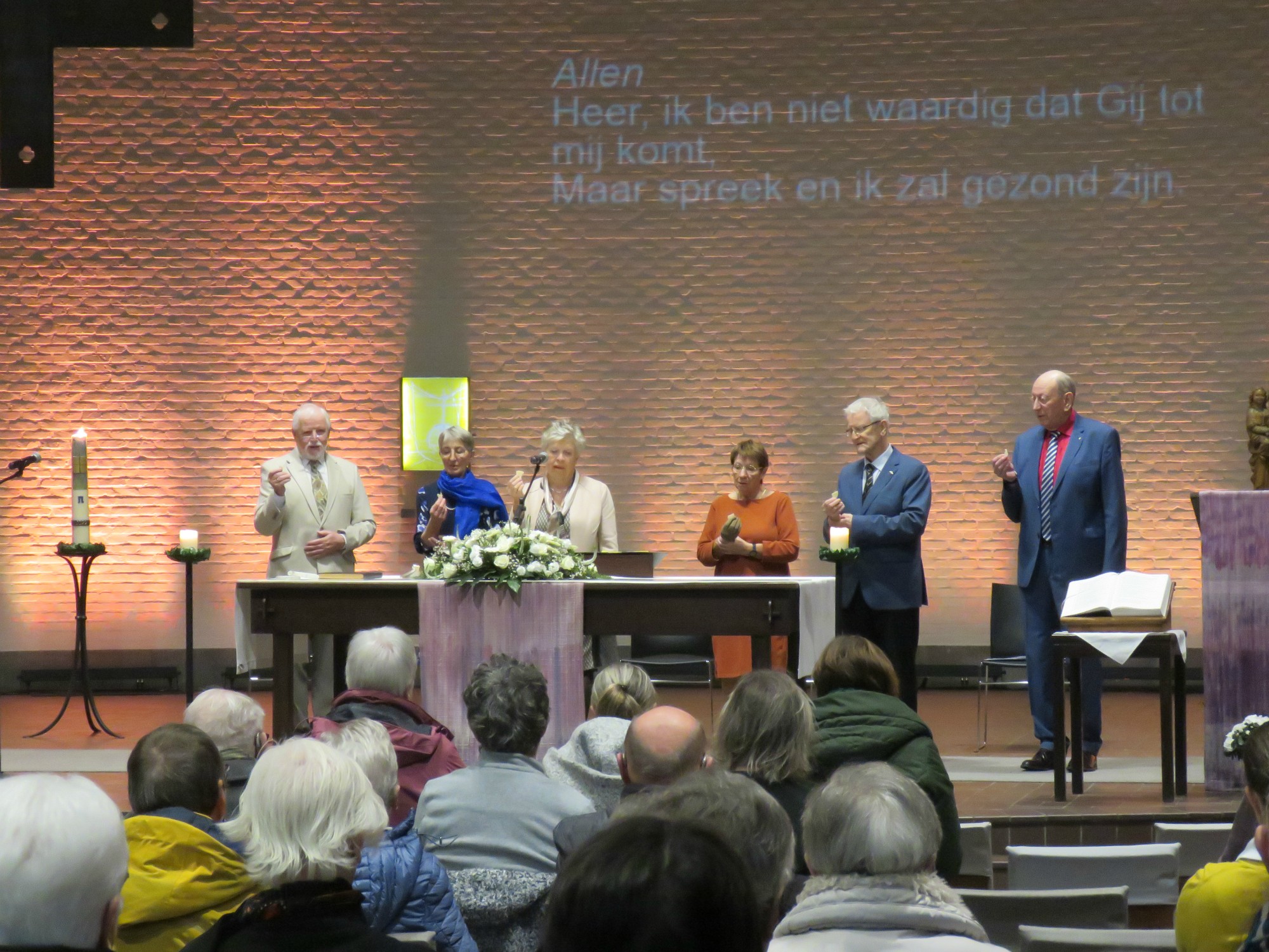 Communie met de vijf gebedsleiders van de parochie