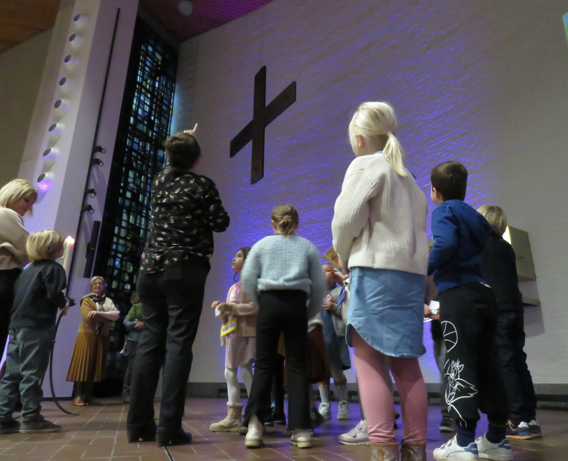 Het kruis hangt heel centraal en elke kerk