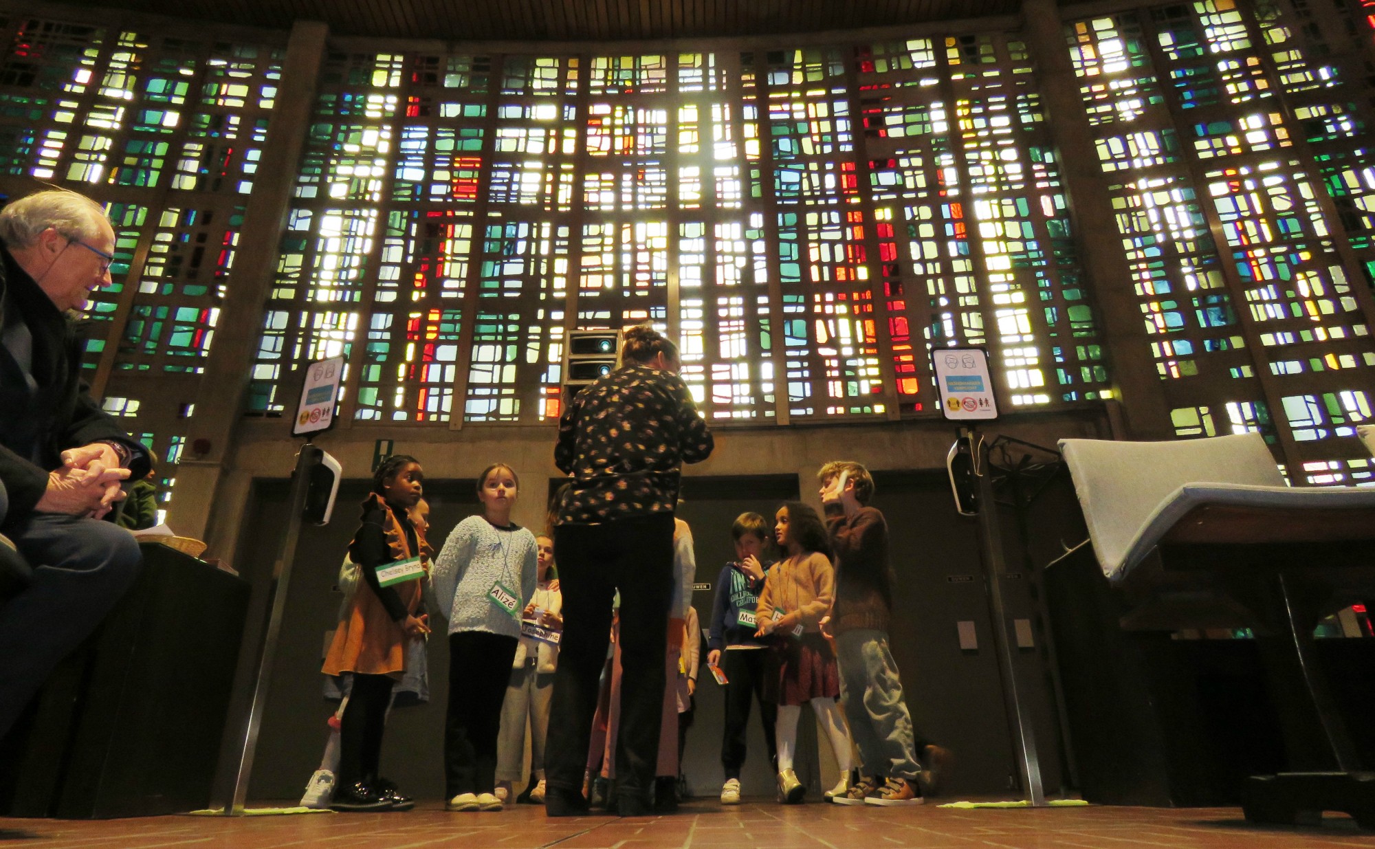 De glasramen van de kerk zijn beschermd en heel groot