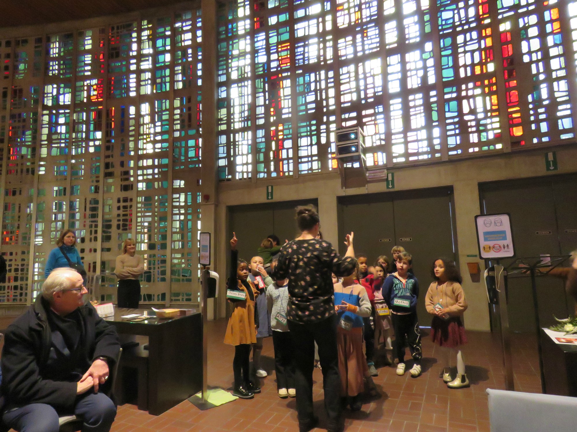 De glasramen van de kerk zijn beschermd en heel groot