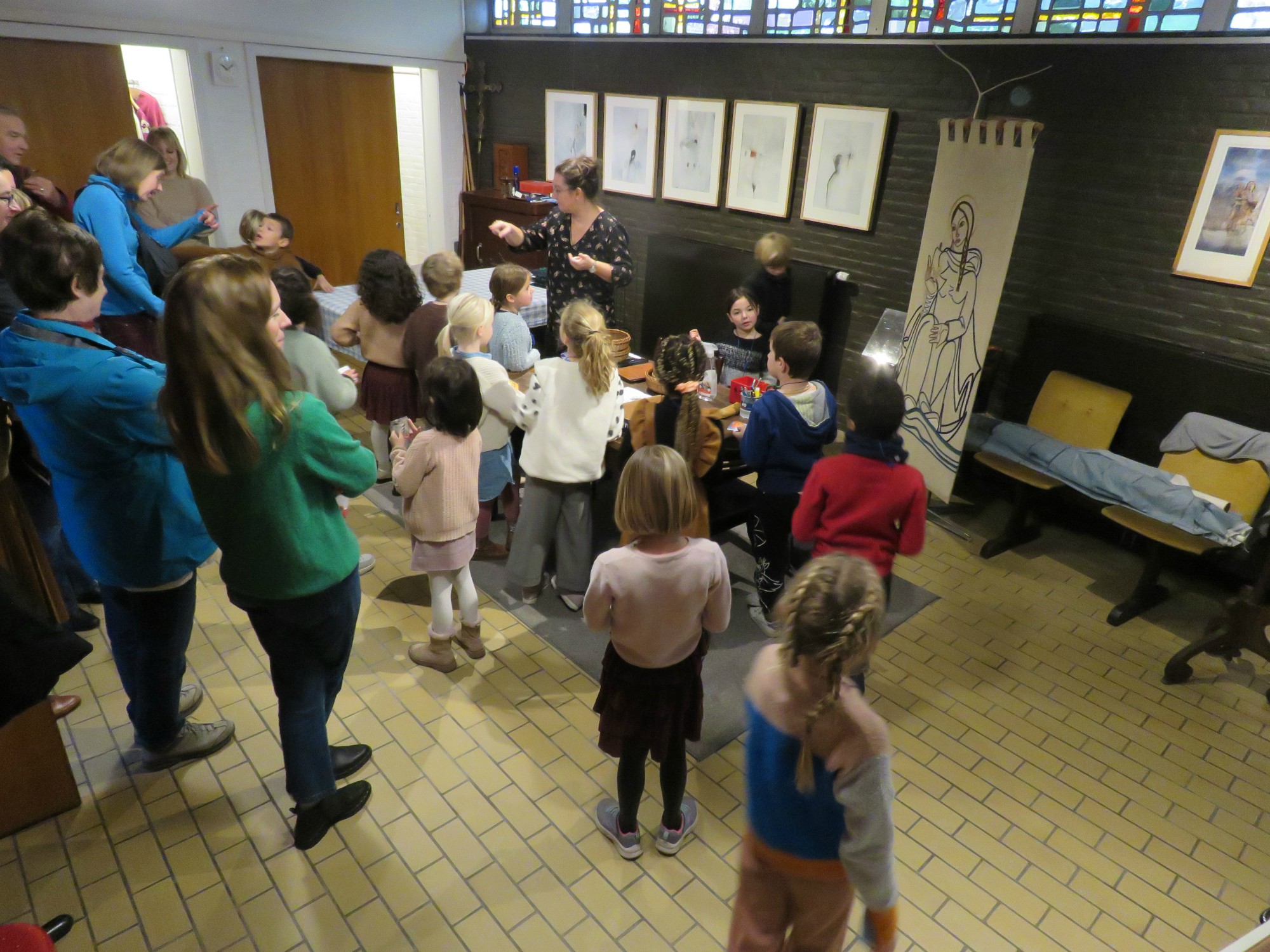 In de sacristie komt enkel de priester