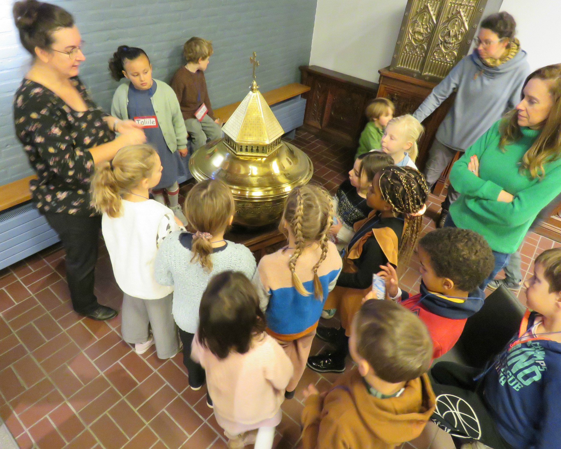 De doopvont bevindt zich in de weekkapel