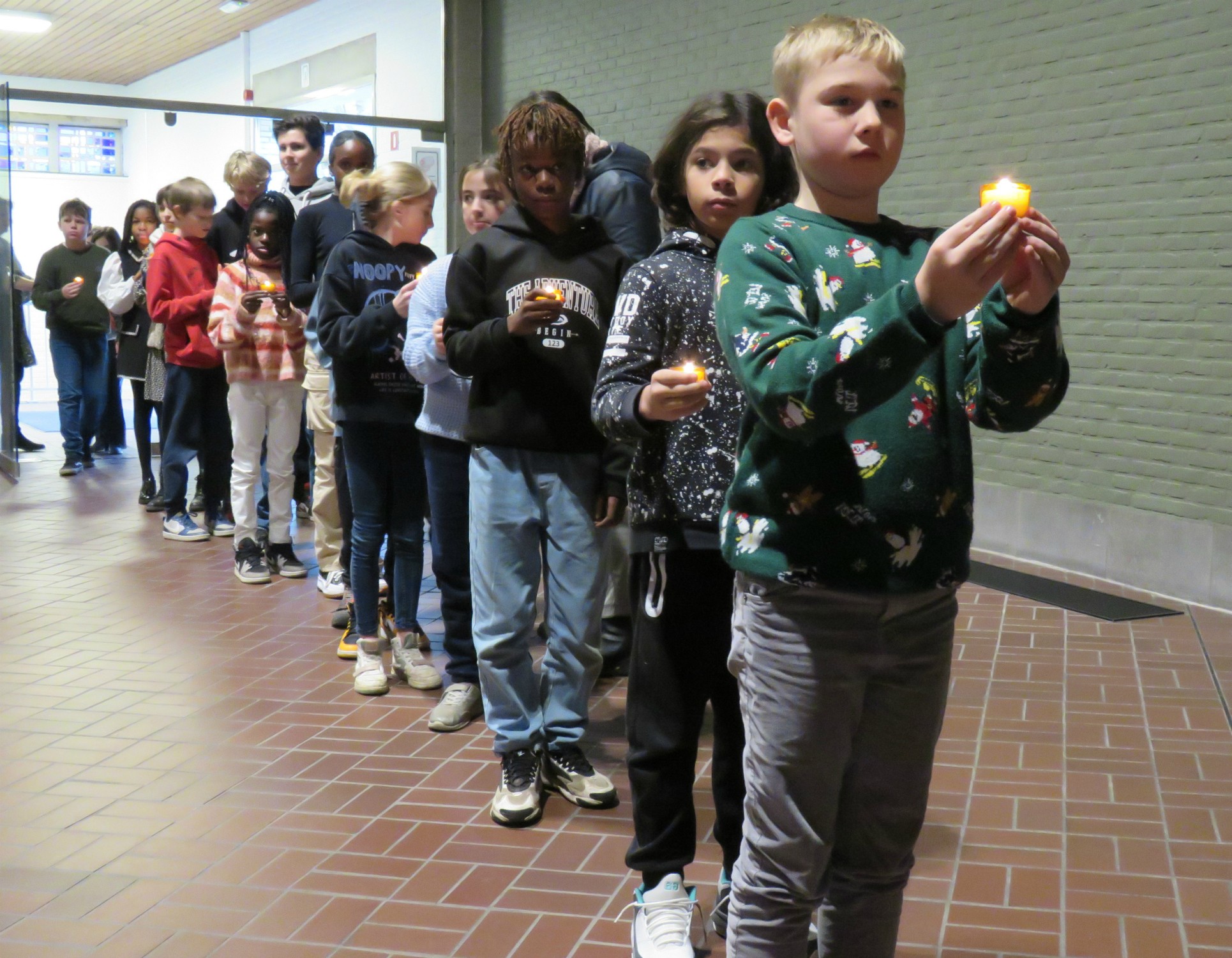 De vormelingen zijn klaar voor de Wegwijzerviering