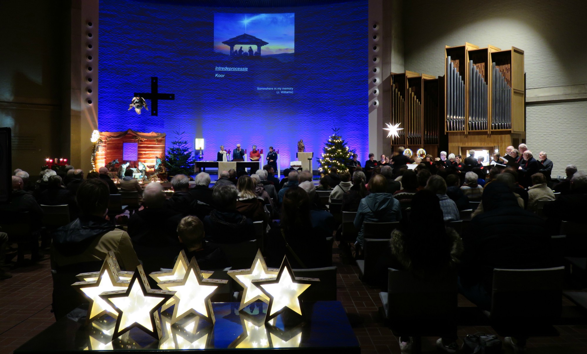 De vier gebedsleiders gaan de mooie kerstviering voor