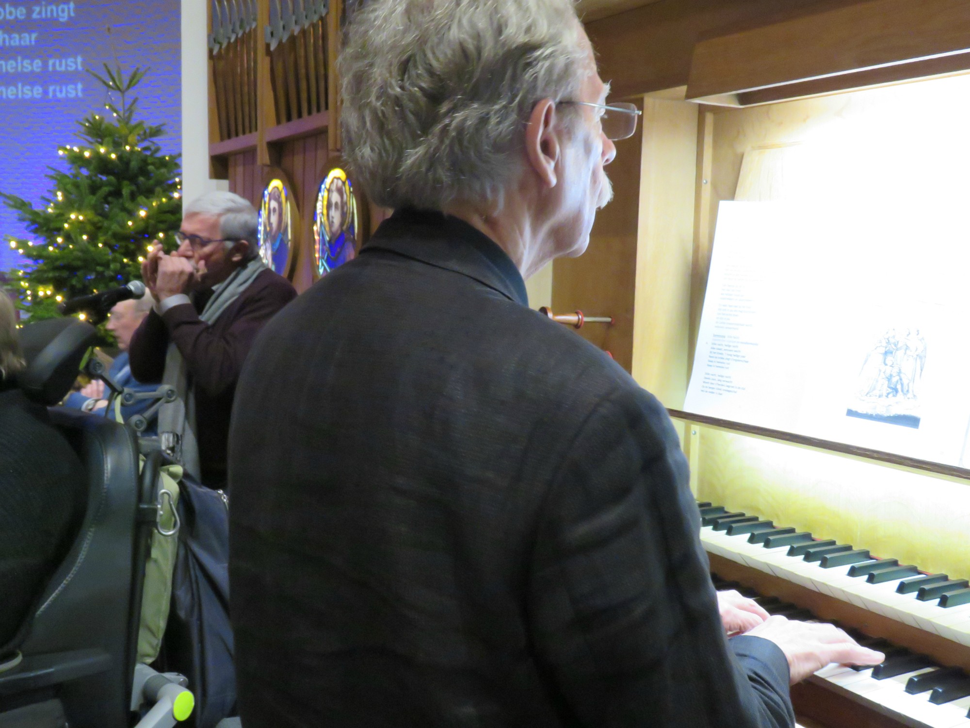 Stille Nacht met Jan Van Noten op mondharmonica en Joannes Thuy aan het orgel